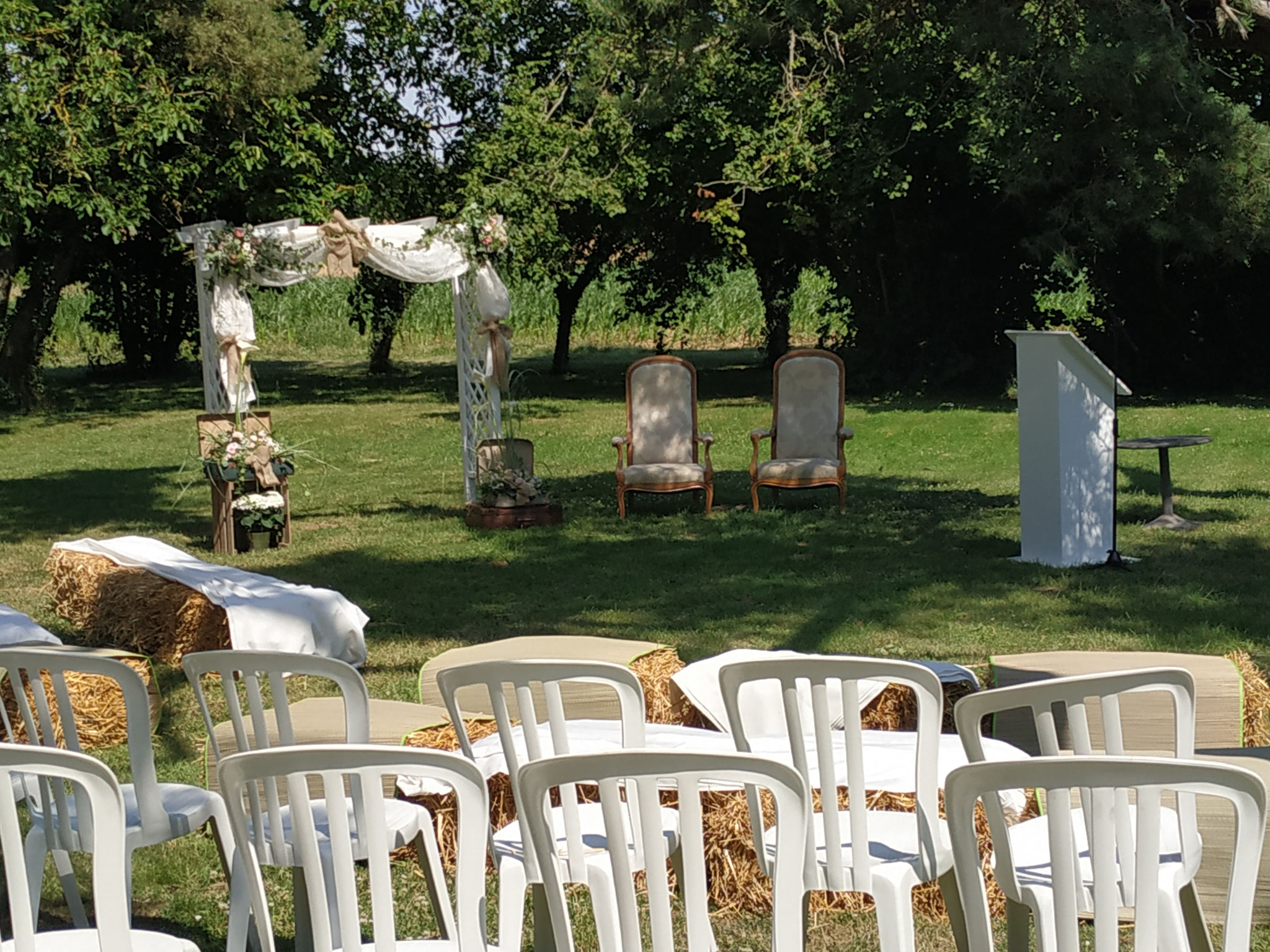 Cérémonie laïque dans le jardin