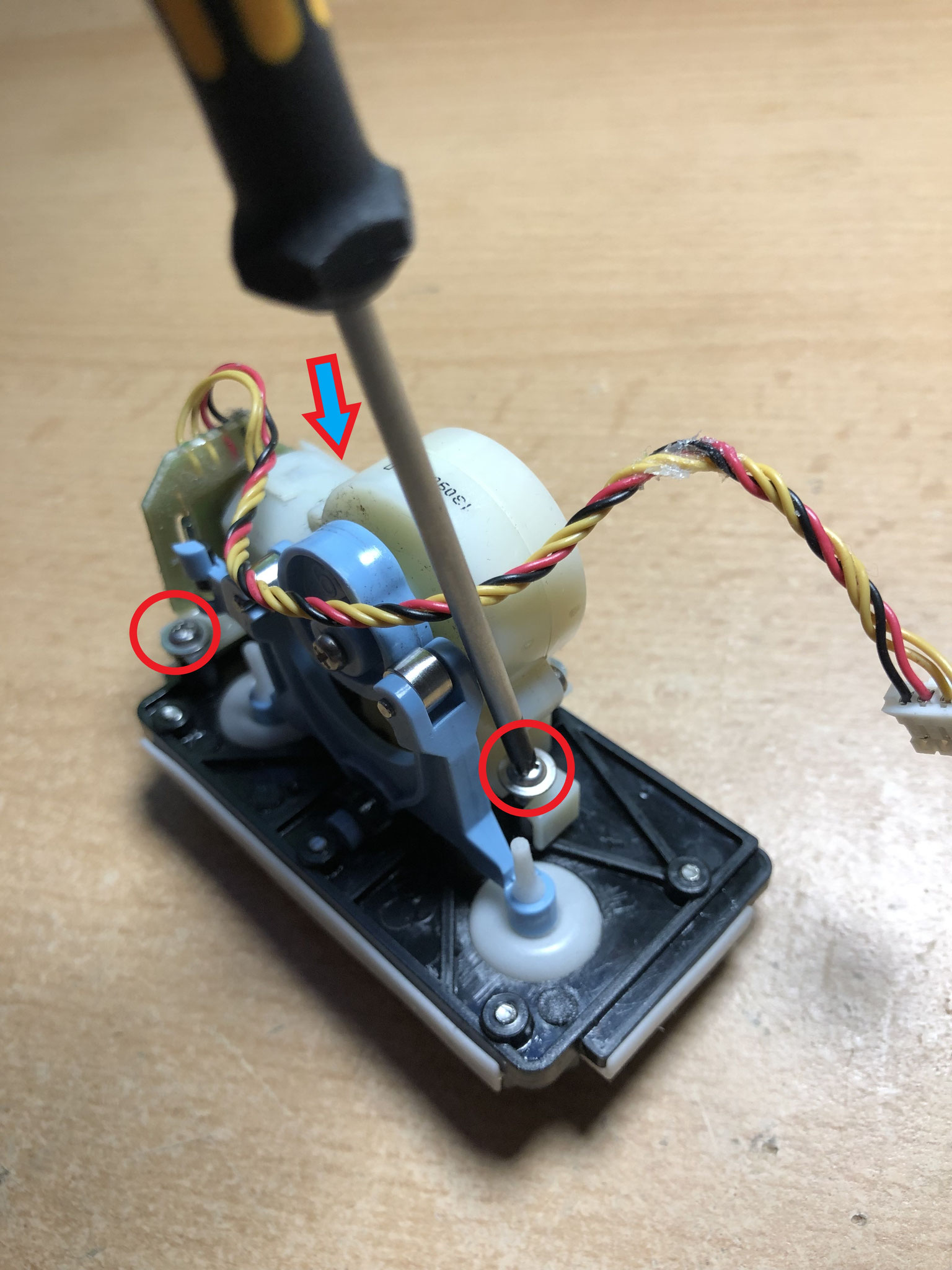 Zum Entfernen des Motors der Pumpe die 3 Schrauben lösen. Die Pumpe samt Motor entnehmen.