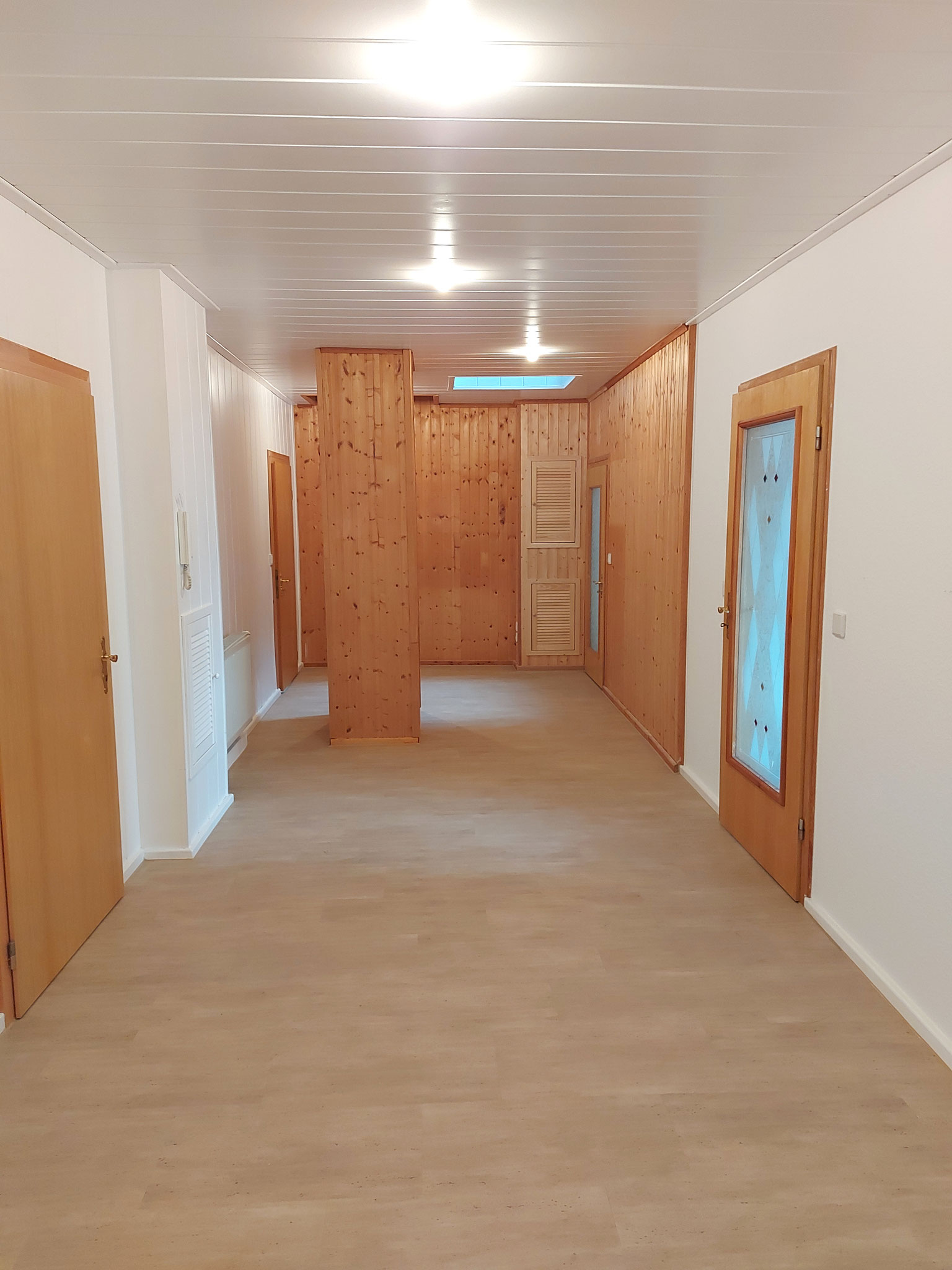 DG Flur Blick zum Eingang