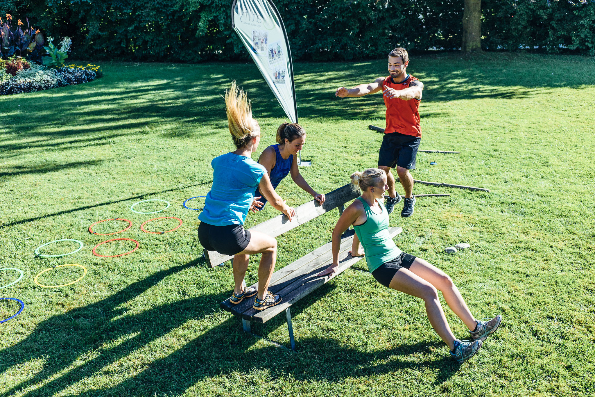 Spaß in der Gruppe beim Körpergewichtstraining - Natify