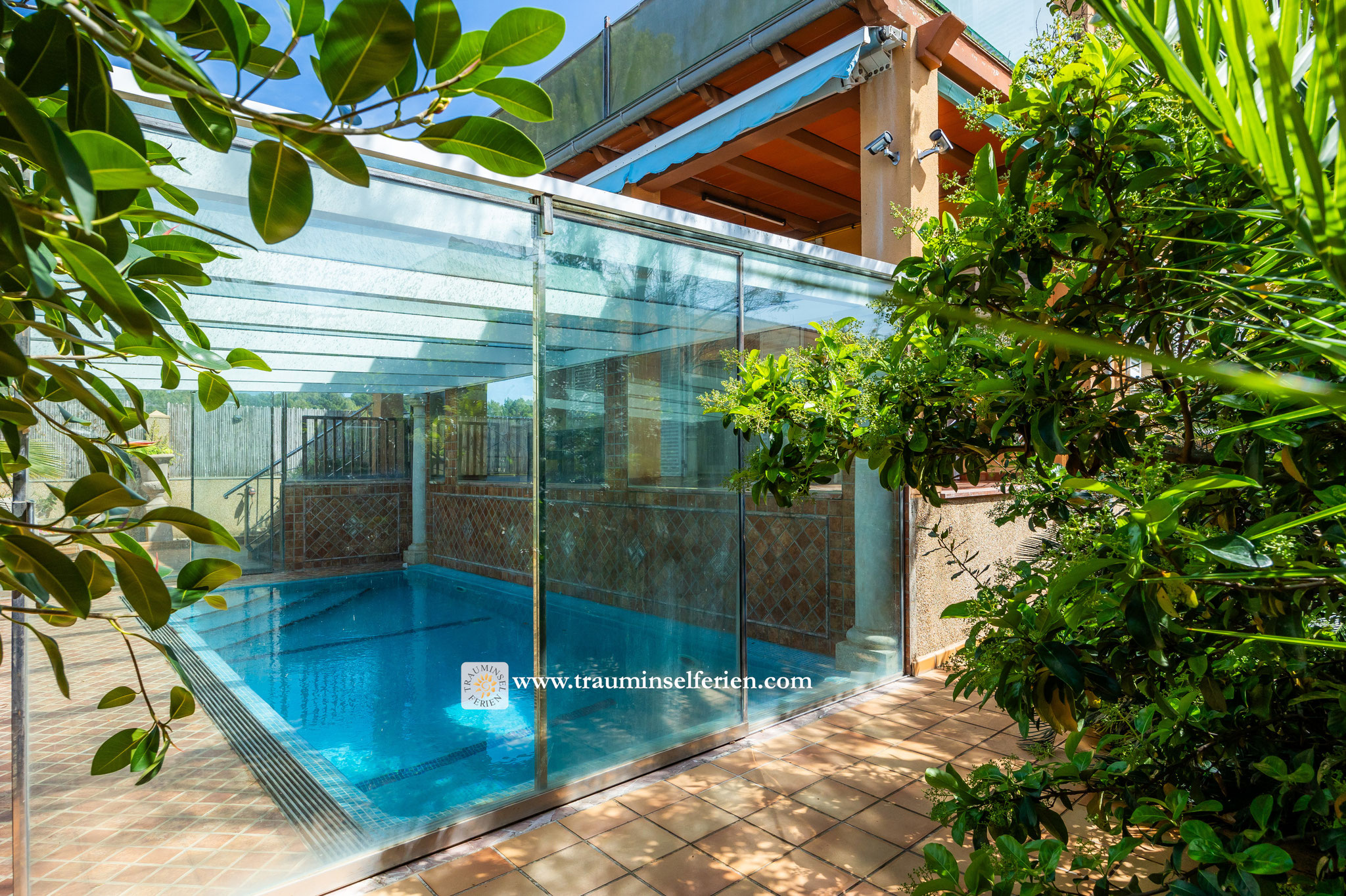 Sale: Luxury villa with heatable pool
