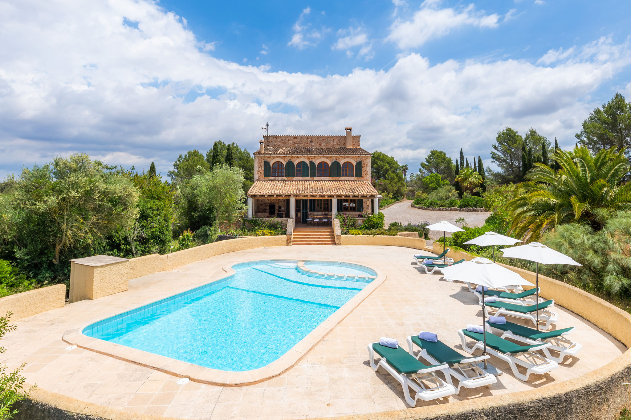 Spacious villa with pool