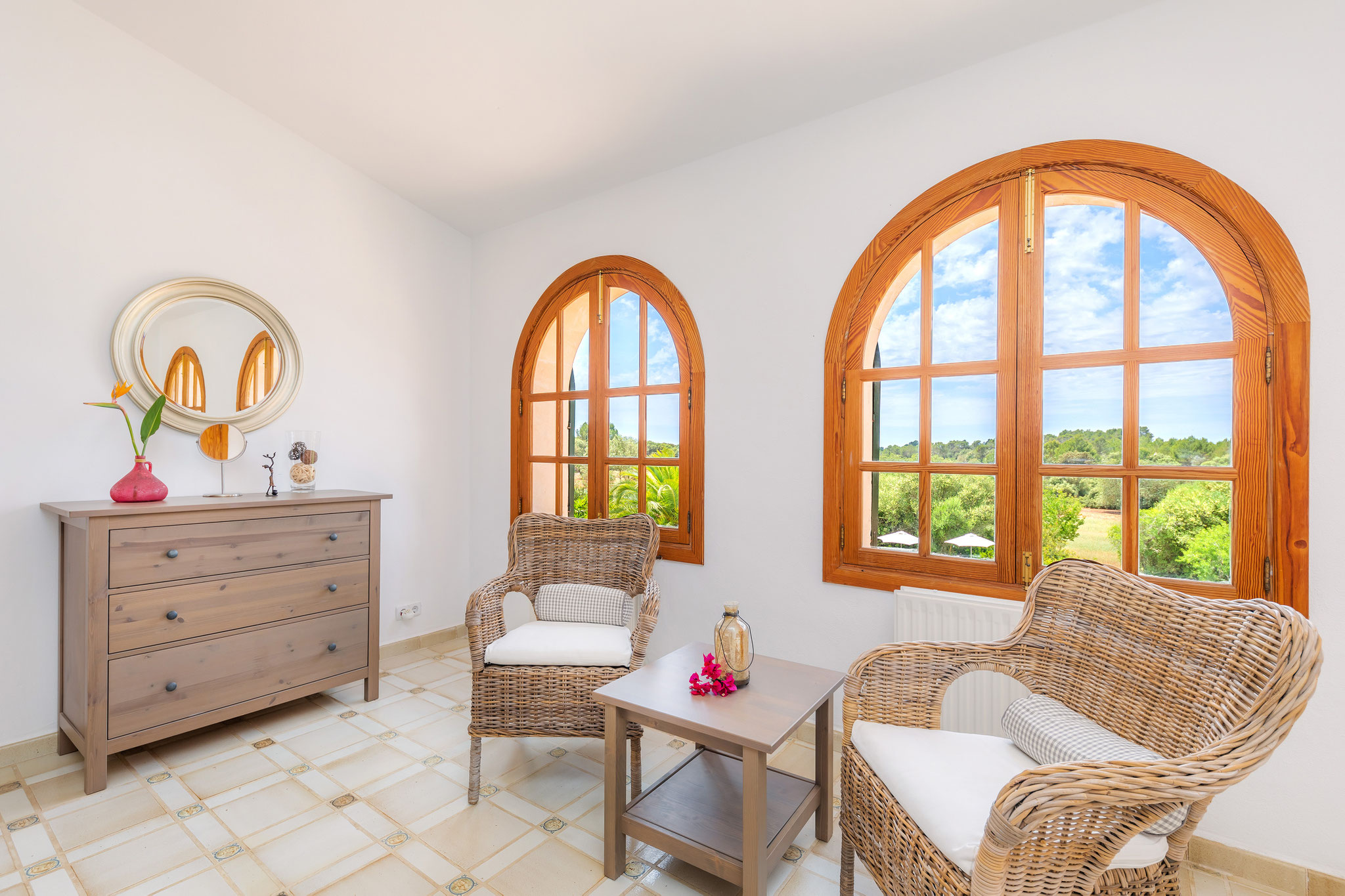 masterbedroom with views to the pool and surroundings