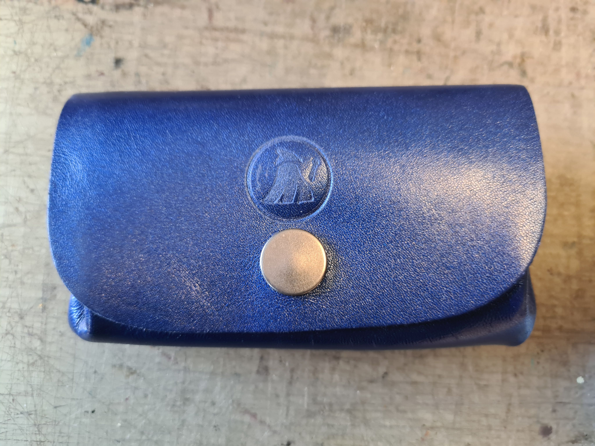 Bleu métallique (les modèles actuels ne portent pas le logo sur l'avant)