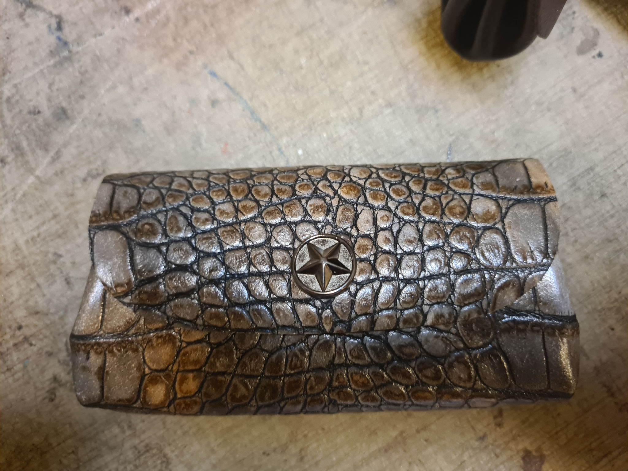 Crocodile Marron-Gris pression étoilée (cuir de vachette, ce n'est pas du crocodile)