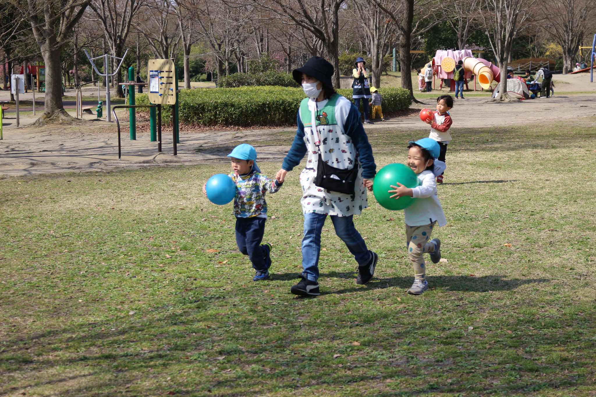 広い七北田公園でもボールを使っての全身運動