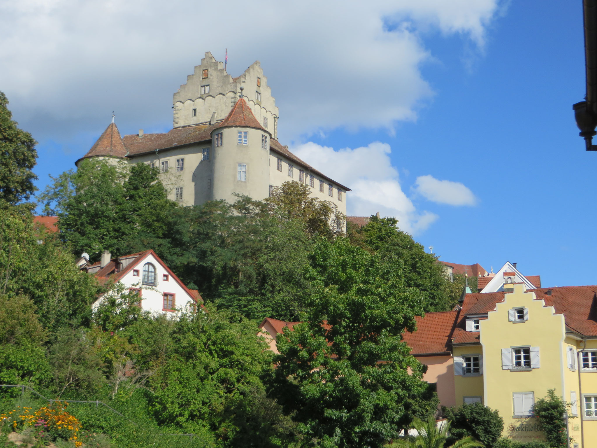 Meersburg mit seinem mittelalterlichen Charme – ein Schauplatz in Band 2, der Romantik und Abgrund nah beieinander zeigt.