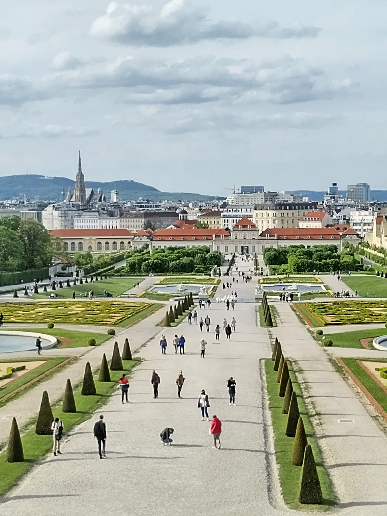 Schloss Belvedere: barocke Pracht, die als Kontrast zu Verbrechen besonders stark wirkt.