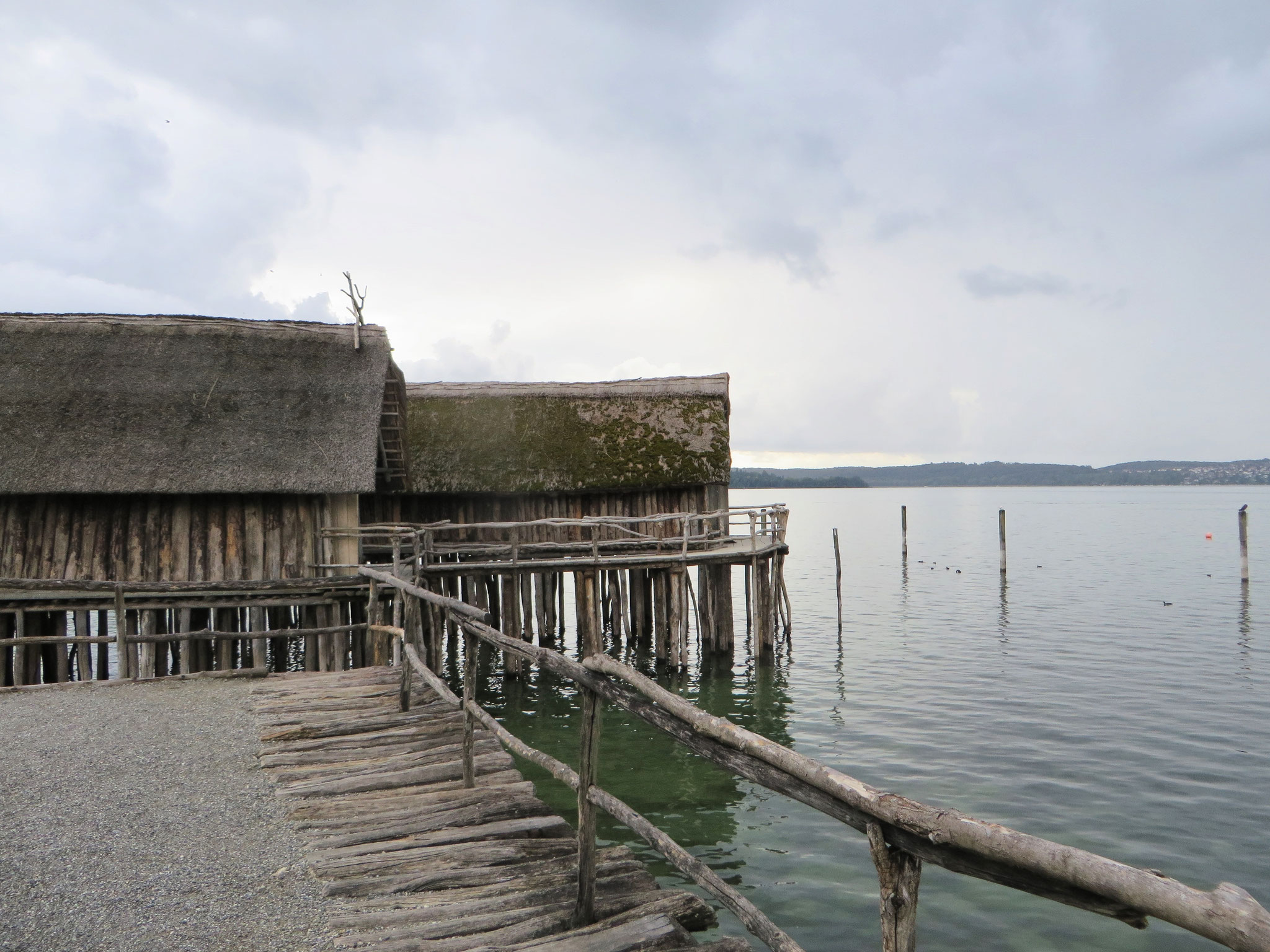 Pfahlbauten Unteruhldingen (UNESCO Weltkulturerbe) Die berühmten Pfahlbauten in Unteruhldingen: Geschichte zum Anfassen – und in Band 2 ein Ort mit Gänsehautpotenzial.