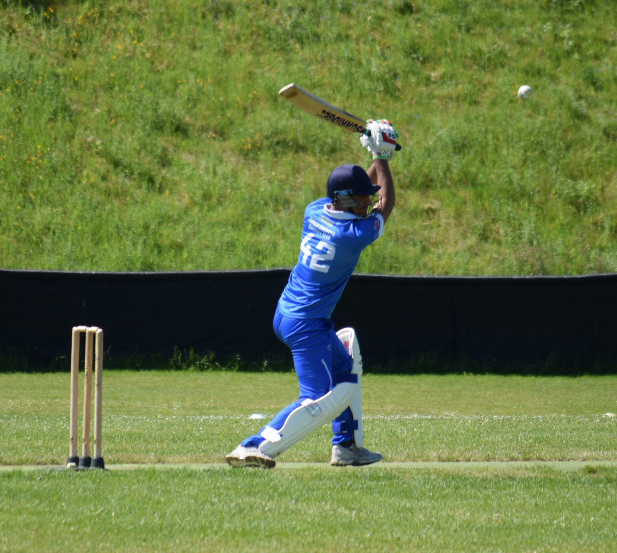 That's another boundary from Amjit to boost the score.