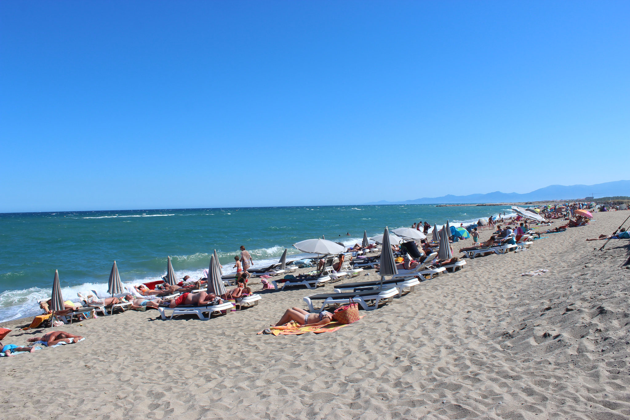 Liegestuhl- und Sonnenschirmvermietung bei den Strandlokalen