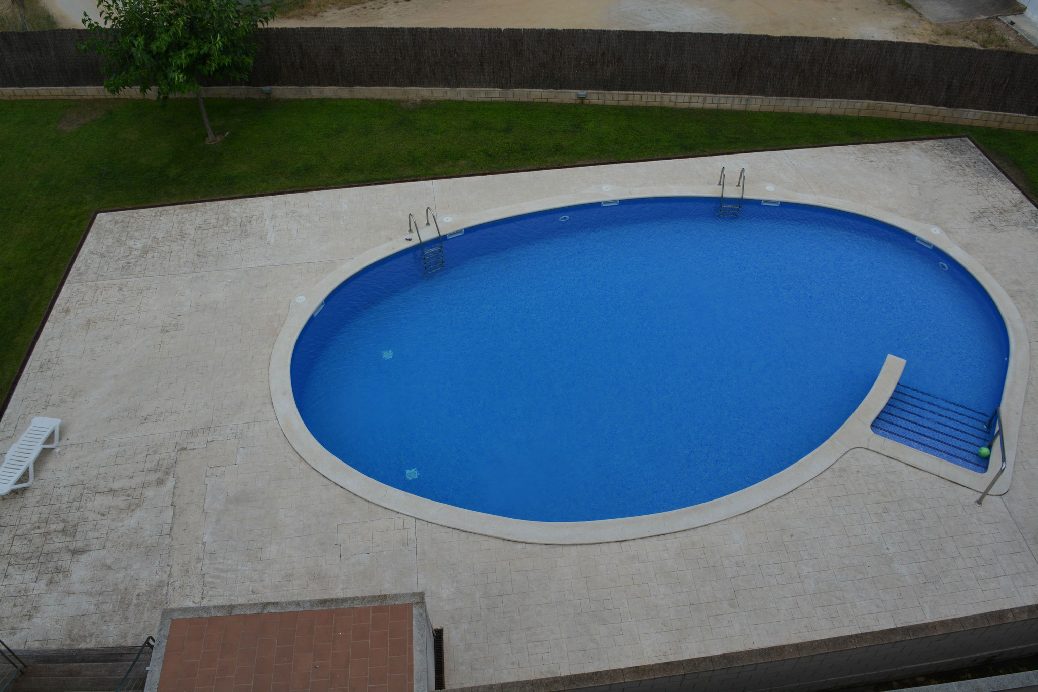 piscina con jardín