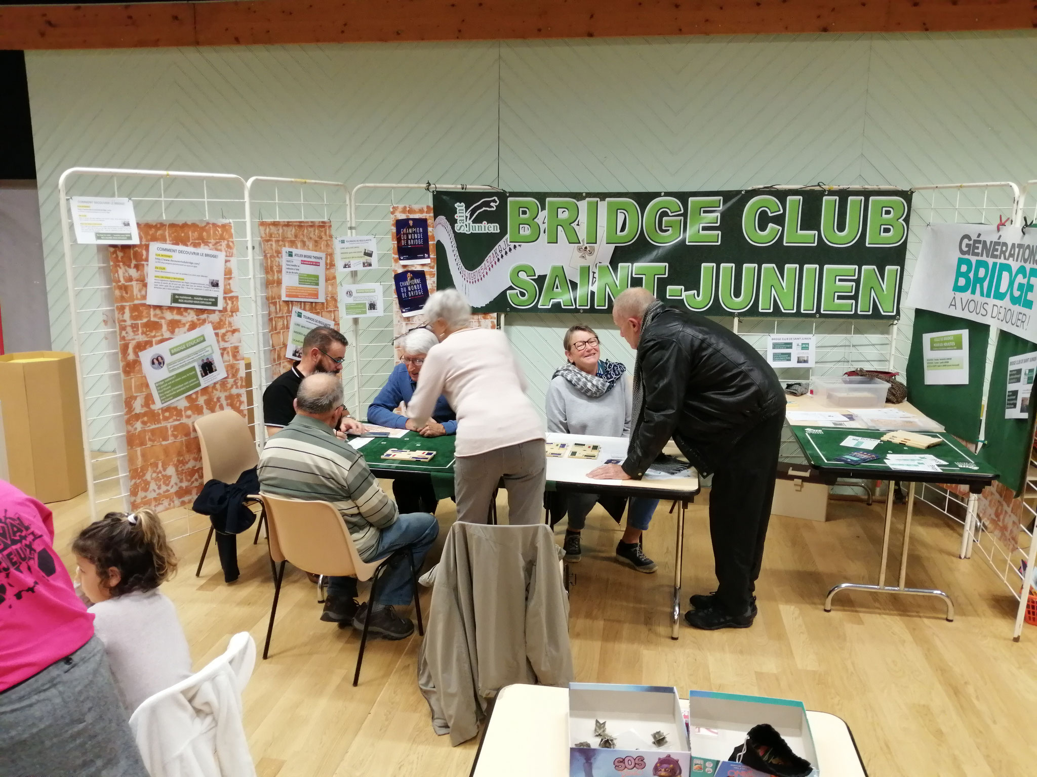 le club de bridge en pleine initiation