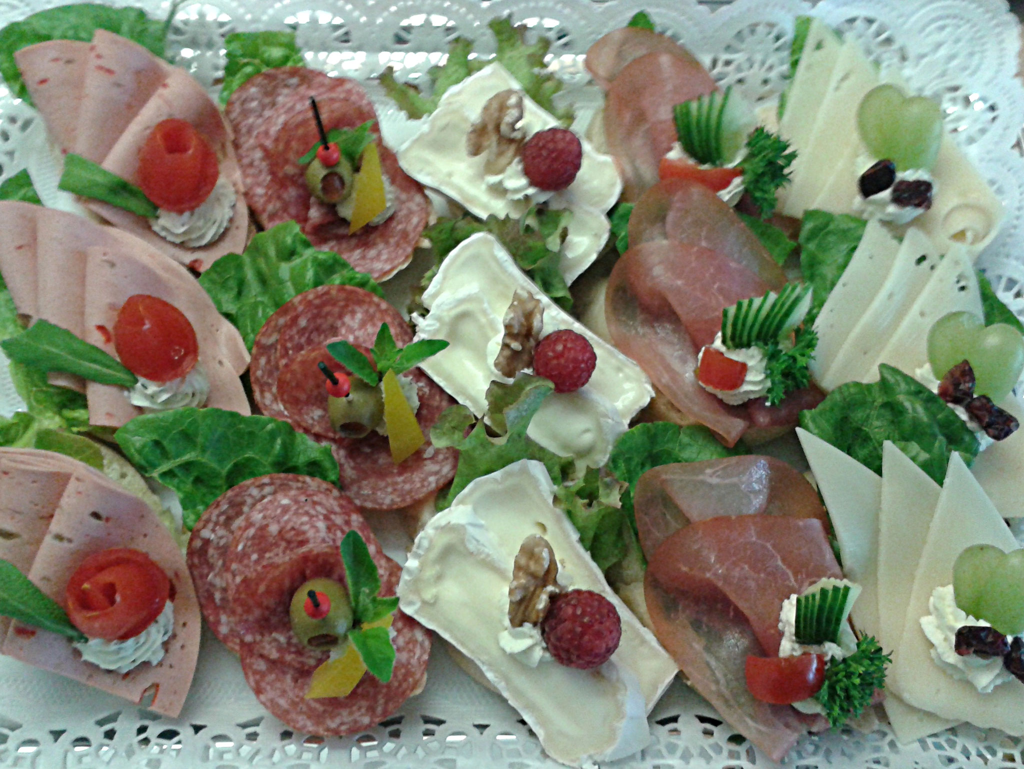 Frisch belegte und liebevoll dekorierte Schnittchen, Canapees und ... Frisch belegte und liebevoll dekorierte Schnittchen, Canapees und ...