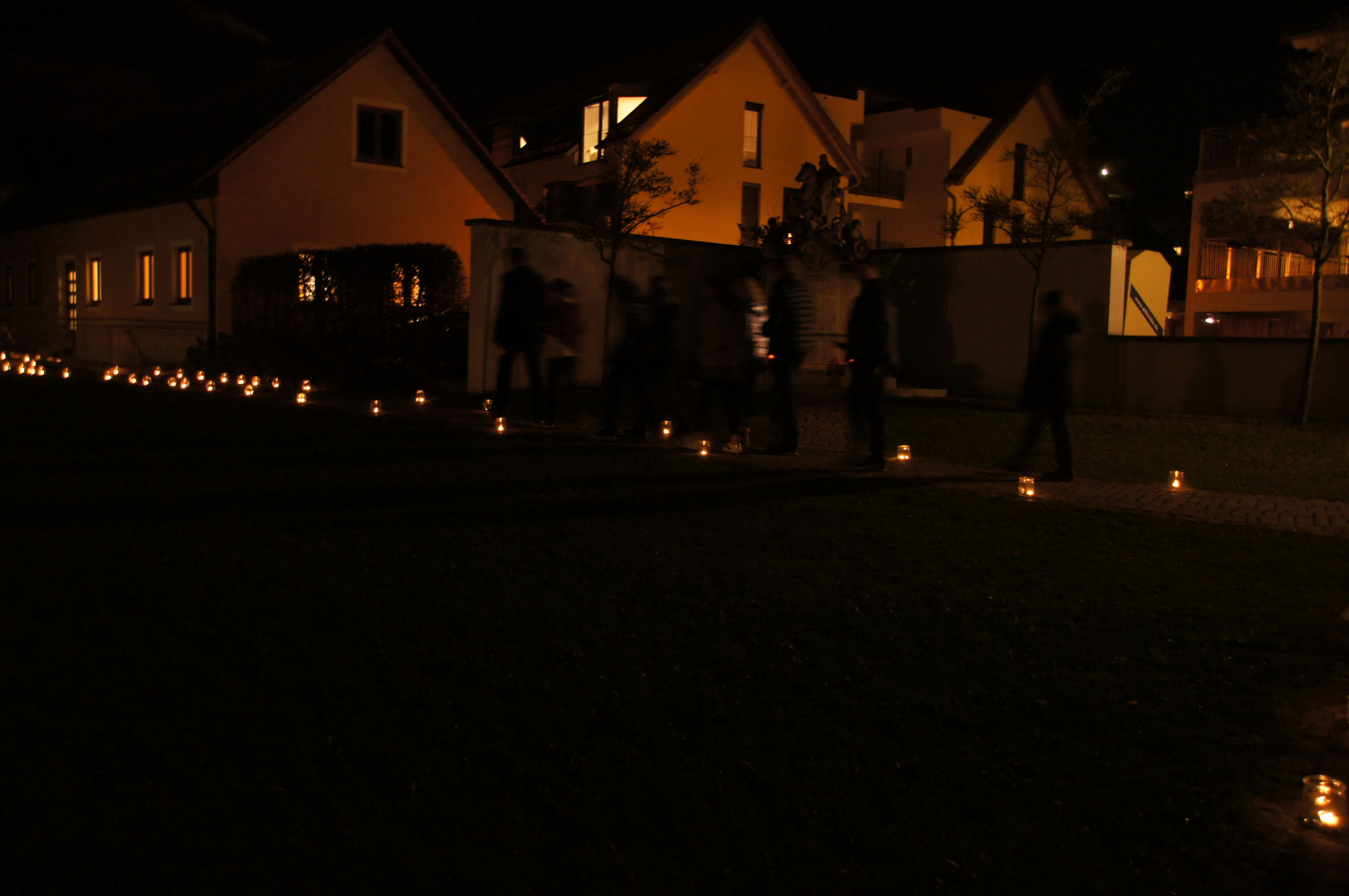 Lichter geleiten uns ins Pfarrheim... zu leckeren Knabbereien und GEMEINSCHAFT! :D