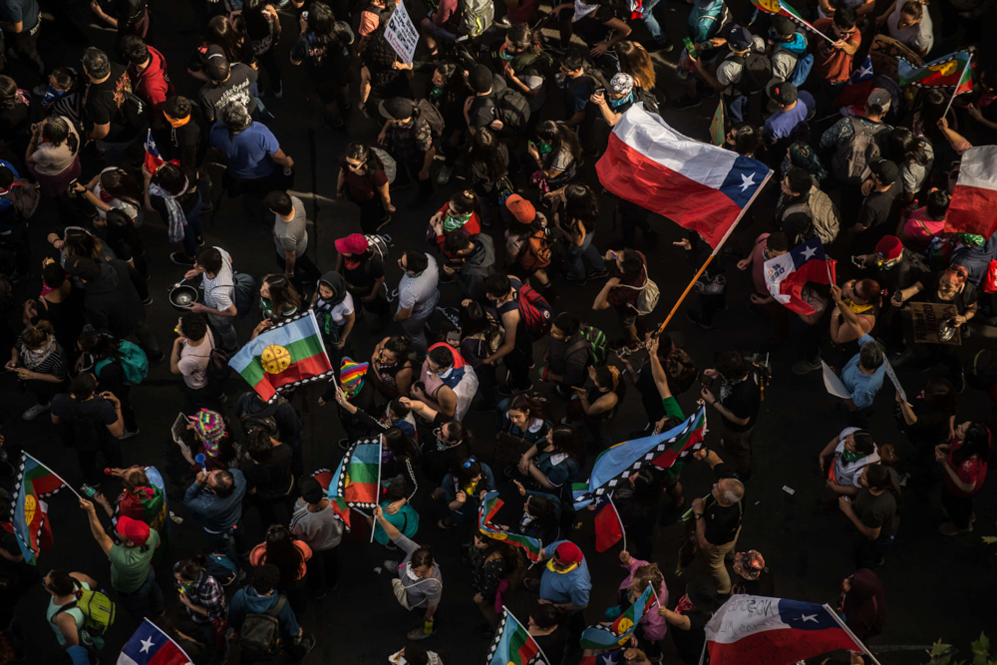 Personas se concentran con banderas chilenas y mapuches alrededor de la Plaza Dignidad, ex Plaza Italia. Santiago de Chile, 1 de noviembre del 2019.