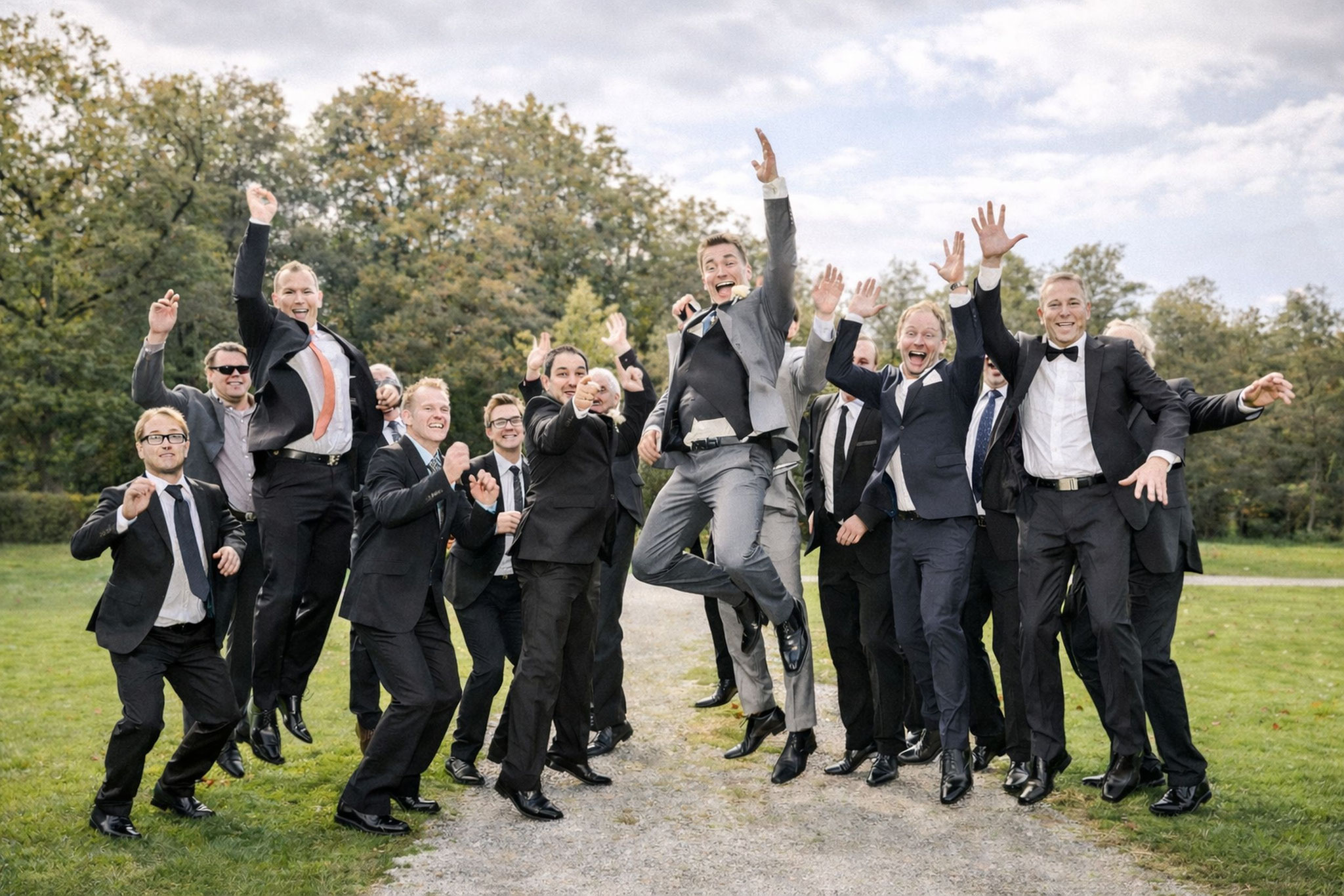 Bräutigam springt mit seinen Freunden hoch - Hochzeitsfotograf Spenge