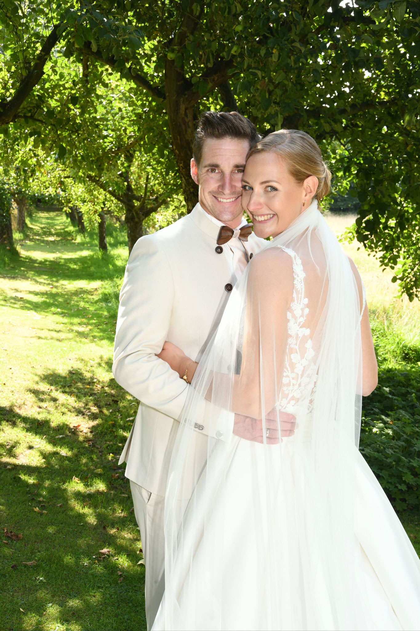 wunderschöner >Moment zwischen Braut und Bräutigam - Fototgraf für Hochzeit in Herford