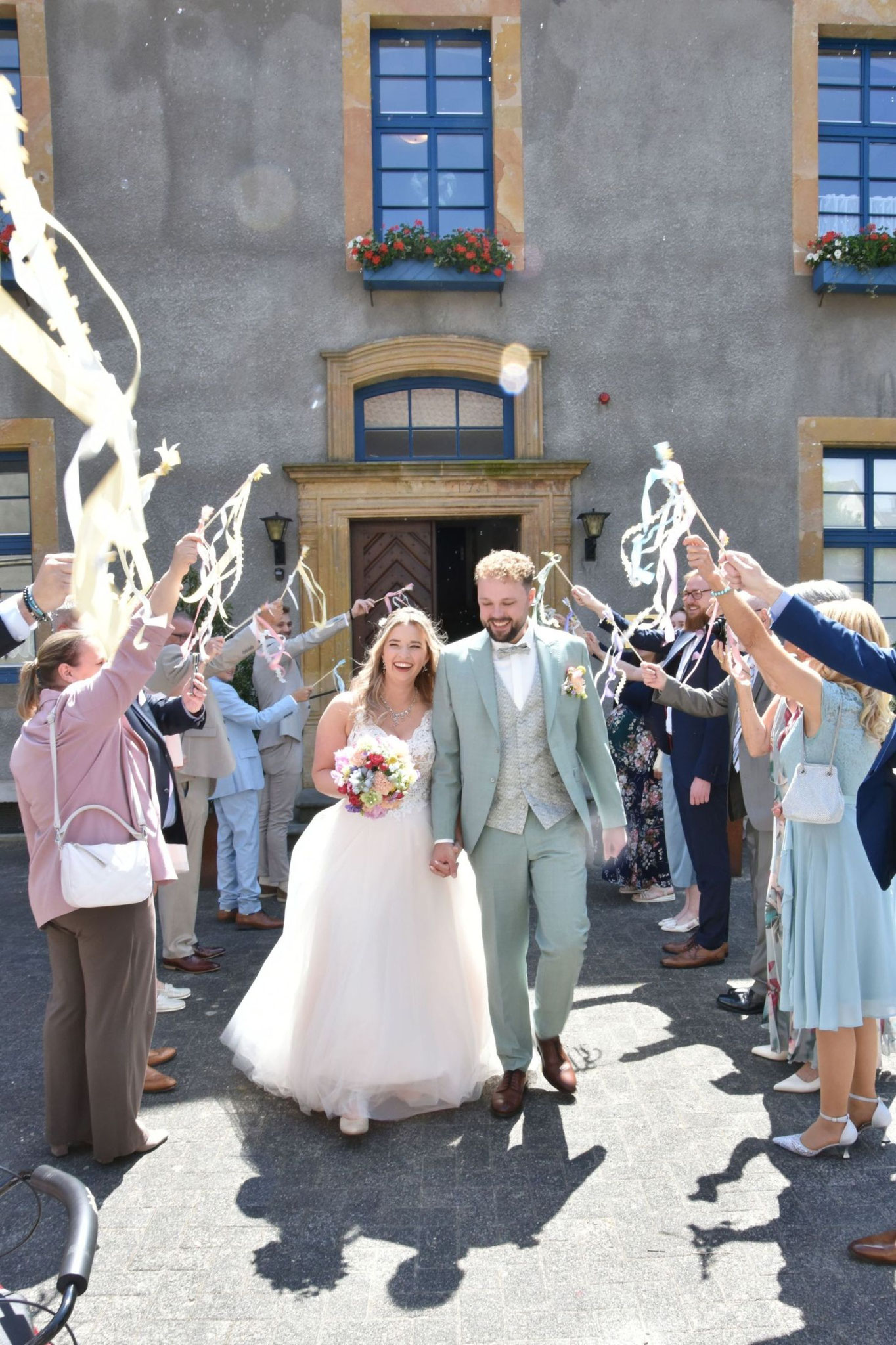 Auszug des Brautpaares nach der Trauung im Schloss Werther
