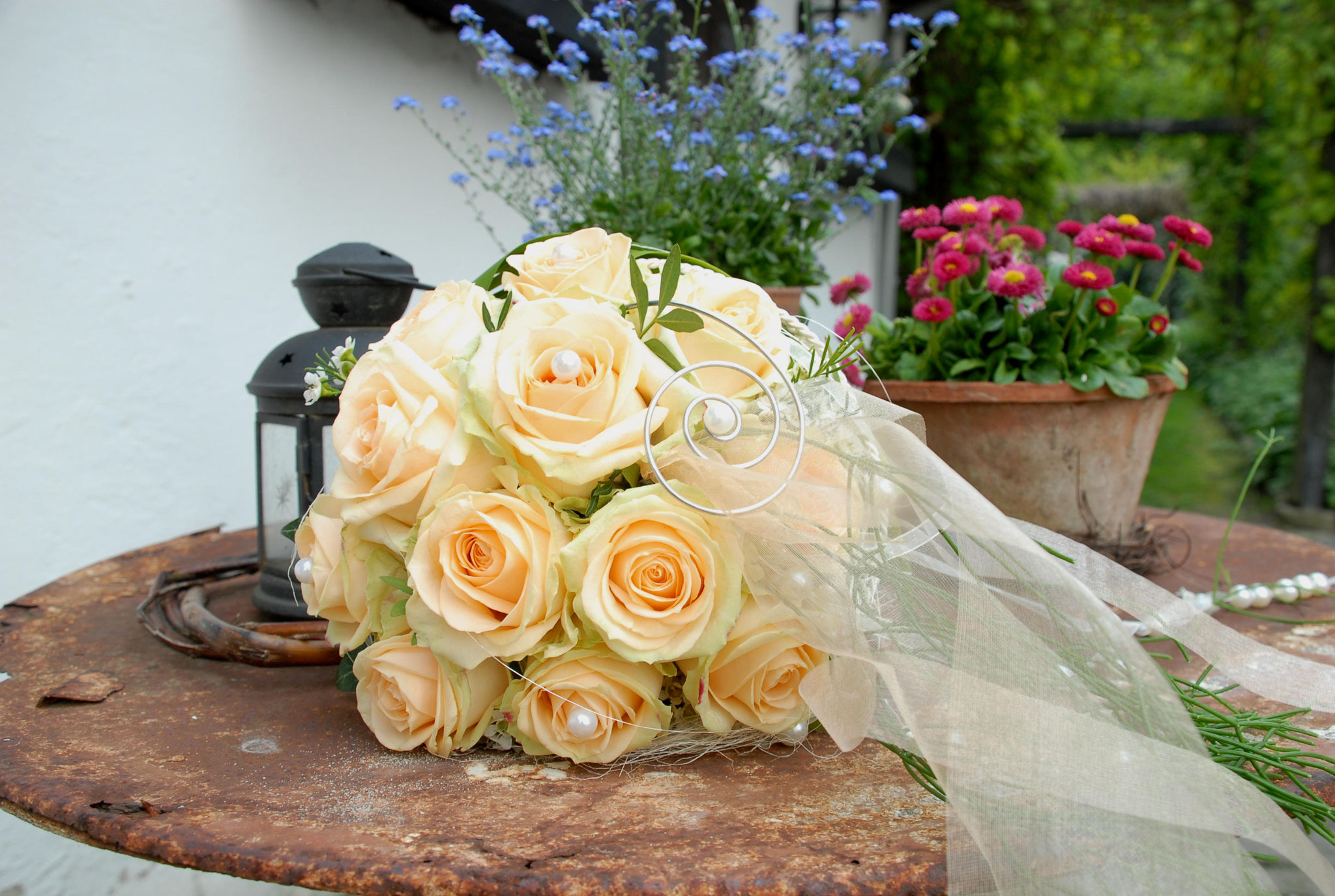 Brautstrauß auf altem Tisch - Fotograf für schöne Hochzeitsfotos