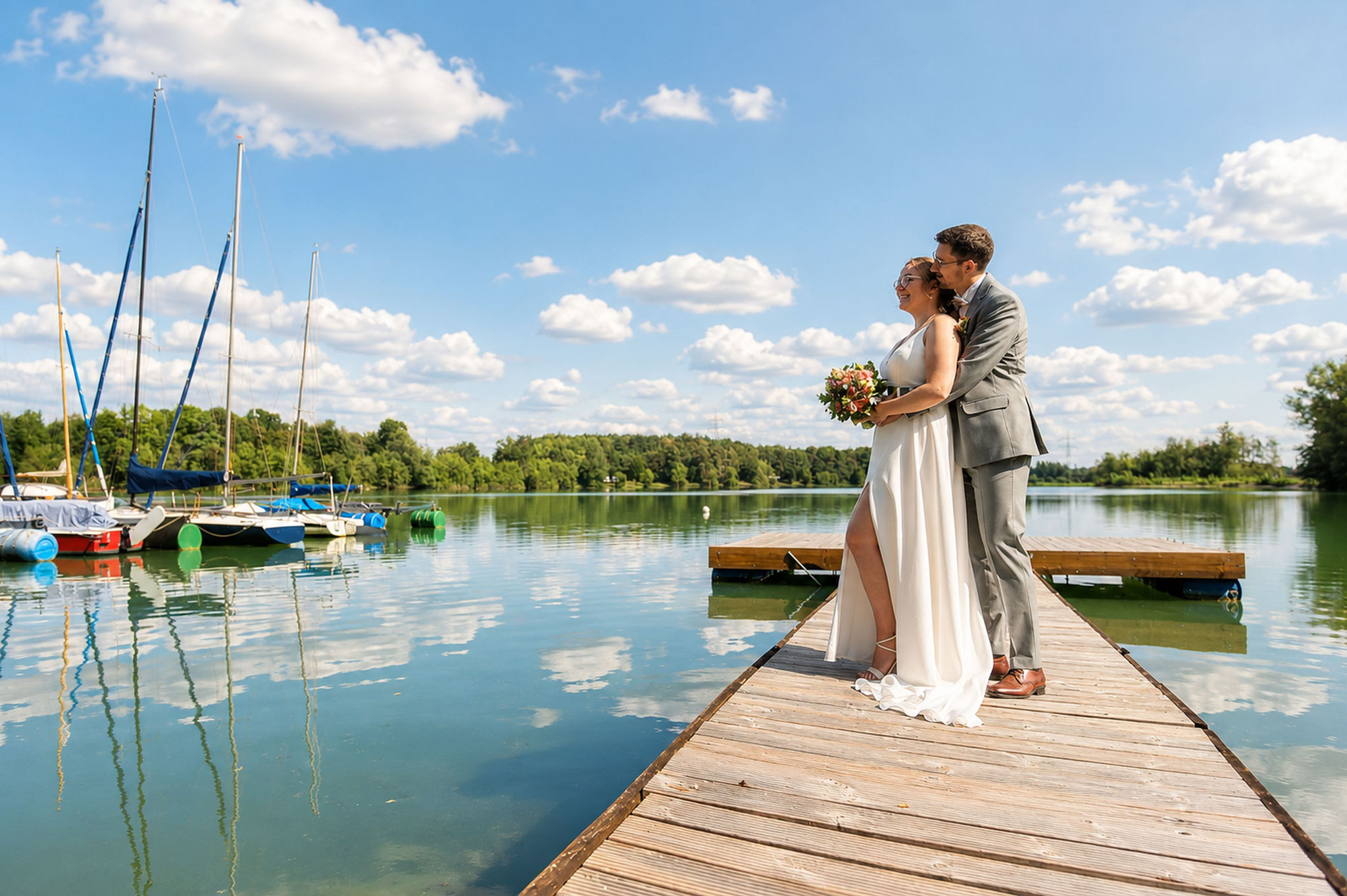 Brautpaar auf einem Steg am See - Hochzeitsfotograf Starnberger See