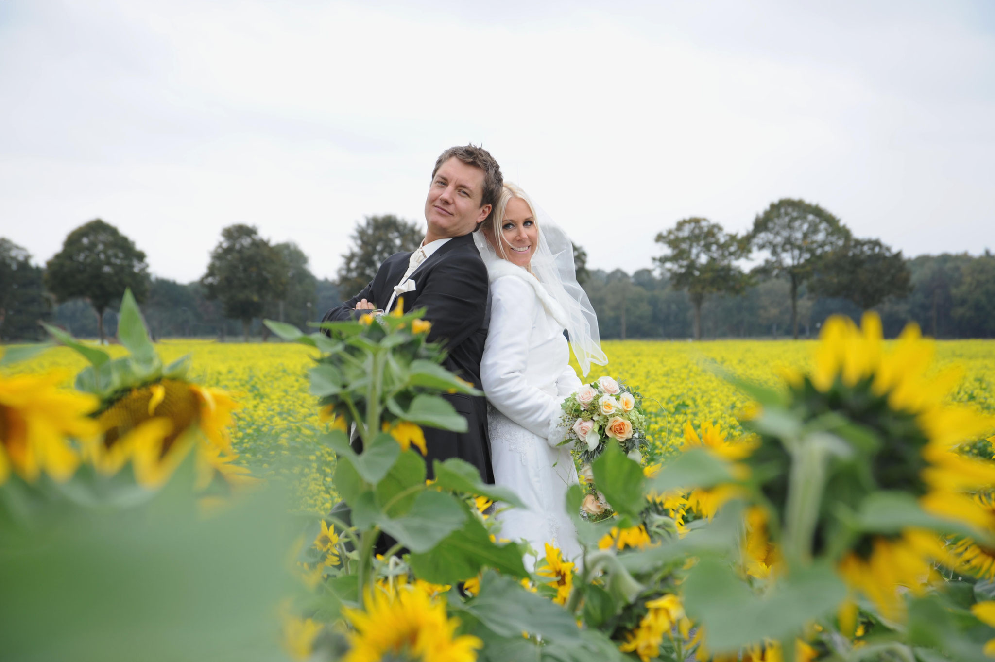 Brautpaar in Sonnenblumenfeld - - Hochzeitsfotograf Bad Münstereifel
