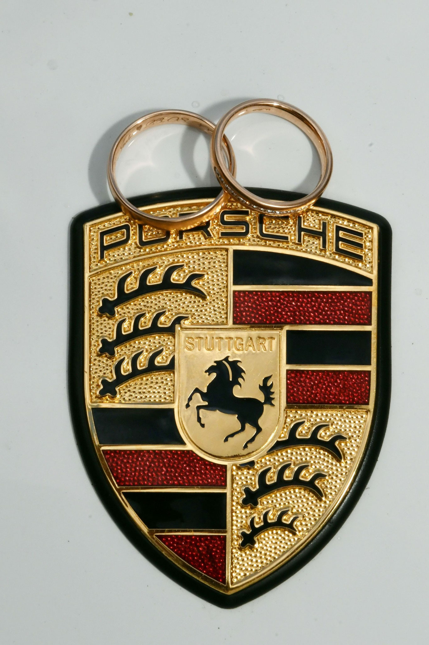 Porsche zeichen und Eheringe