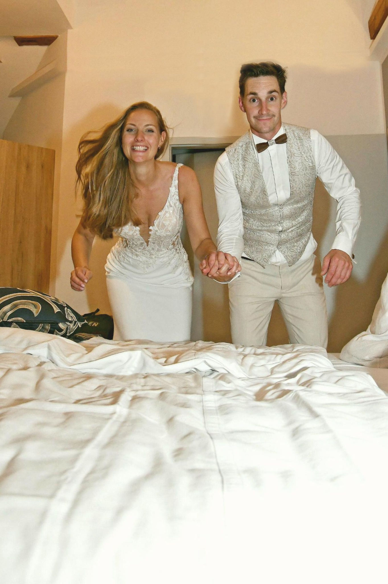Sprung in Bett zur Hochzeitsnacht mit Brautpaar