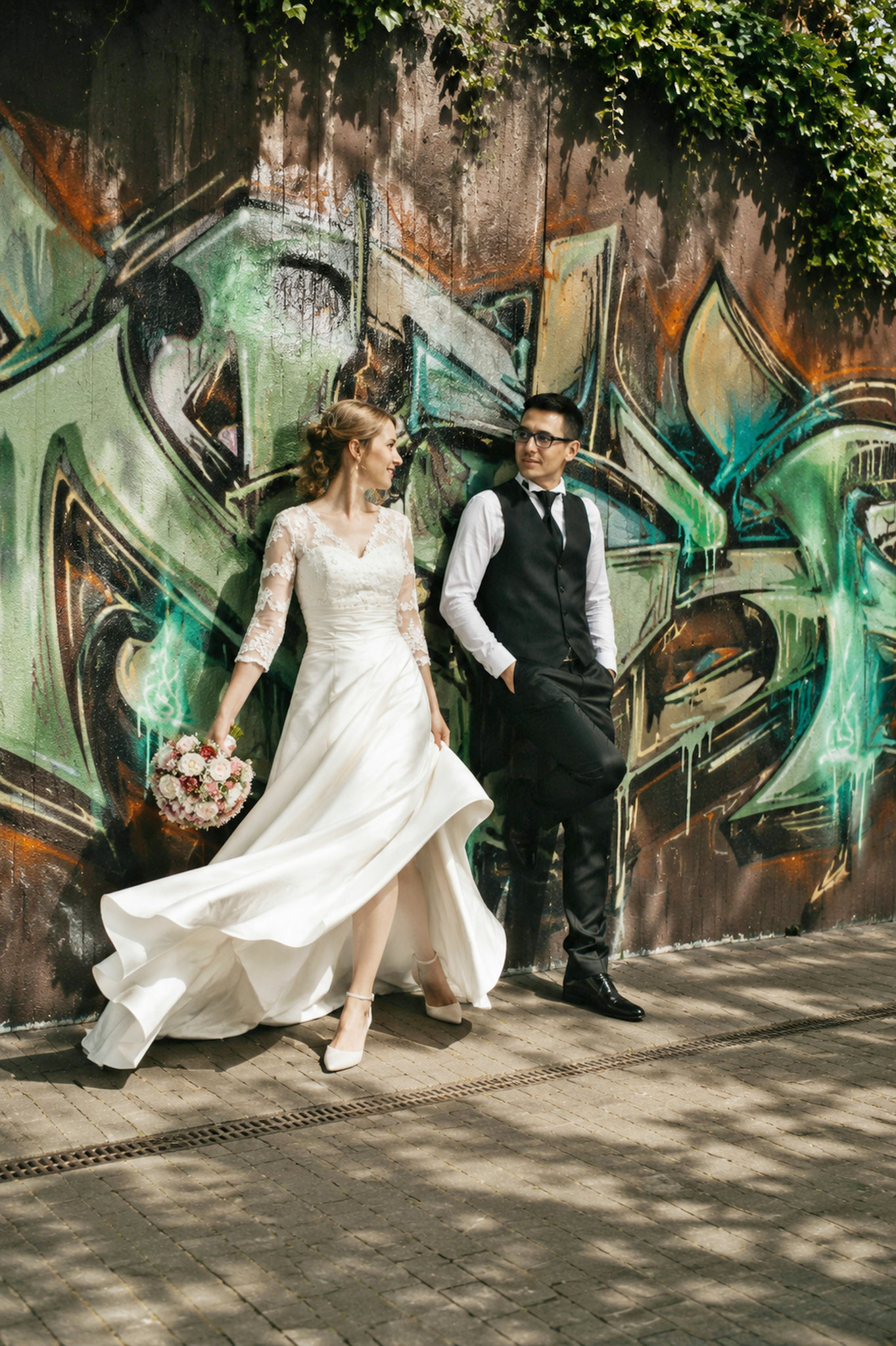 Paarshootinmg an einer Graffitiwand - Hochzeitsfotograf Paderborn