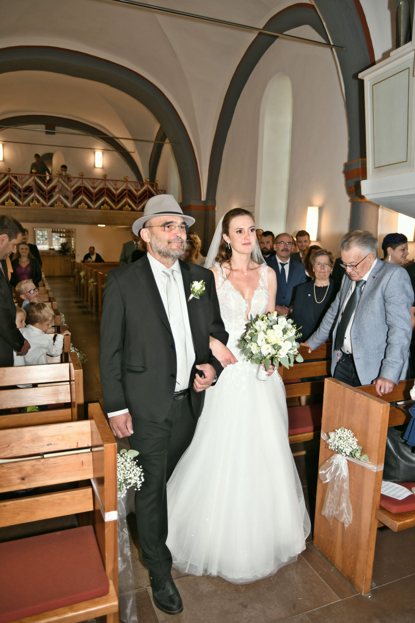 Einzug der Braut mit Vater in die Kirche