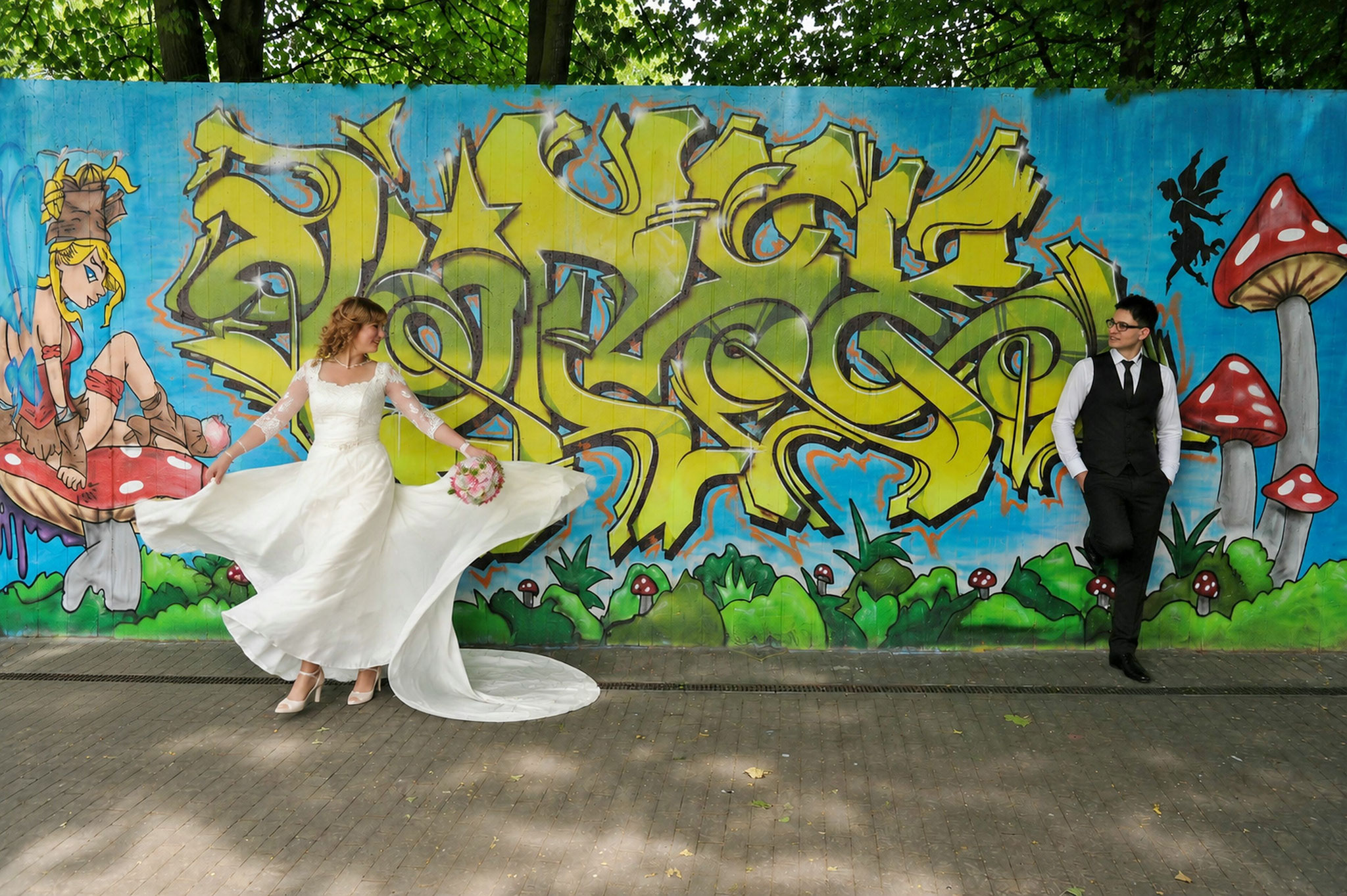 Hochzeits-Paarshooting vor Grafittiwand