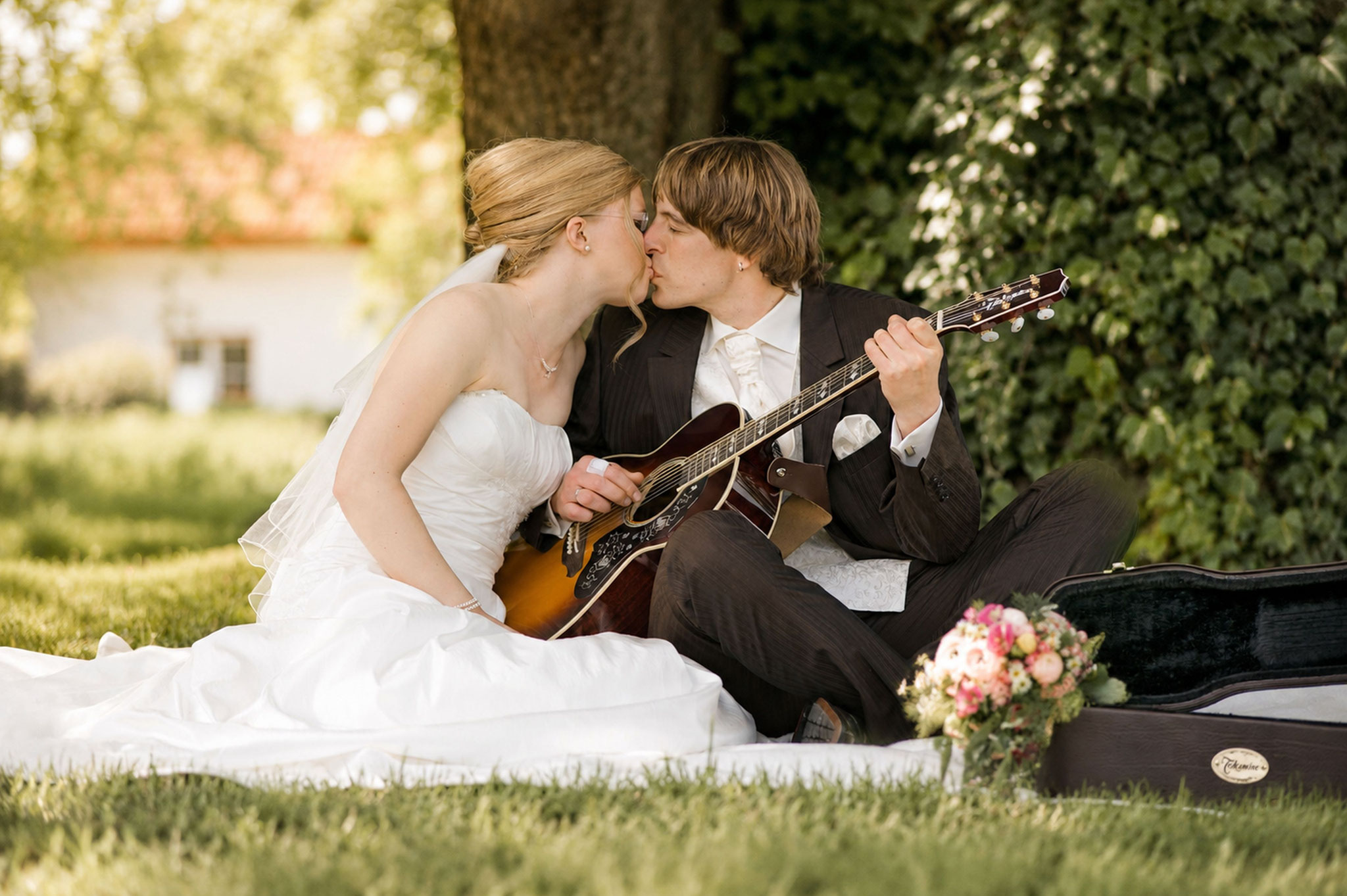 Brautpaar auf der Wiese mit Gitarre - Hochzeit in Bad Driburg