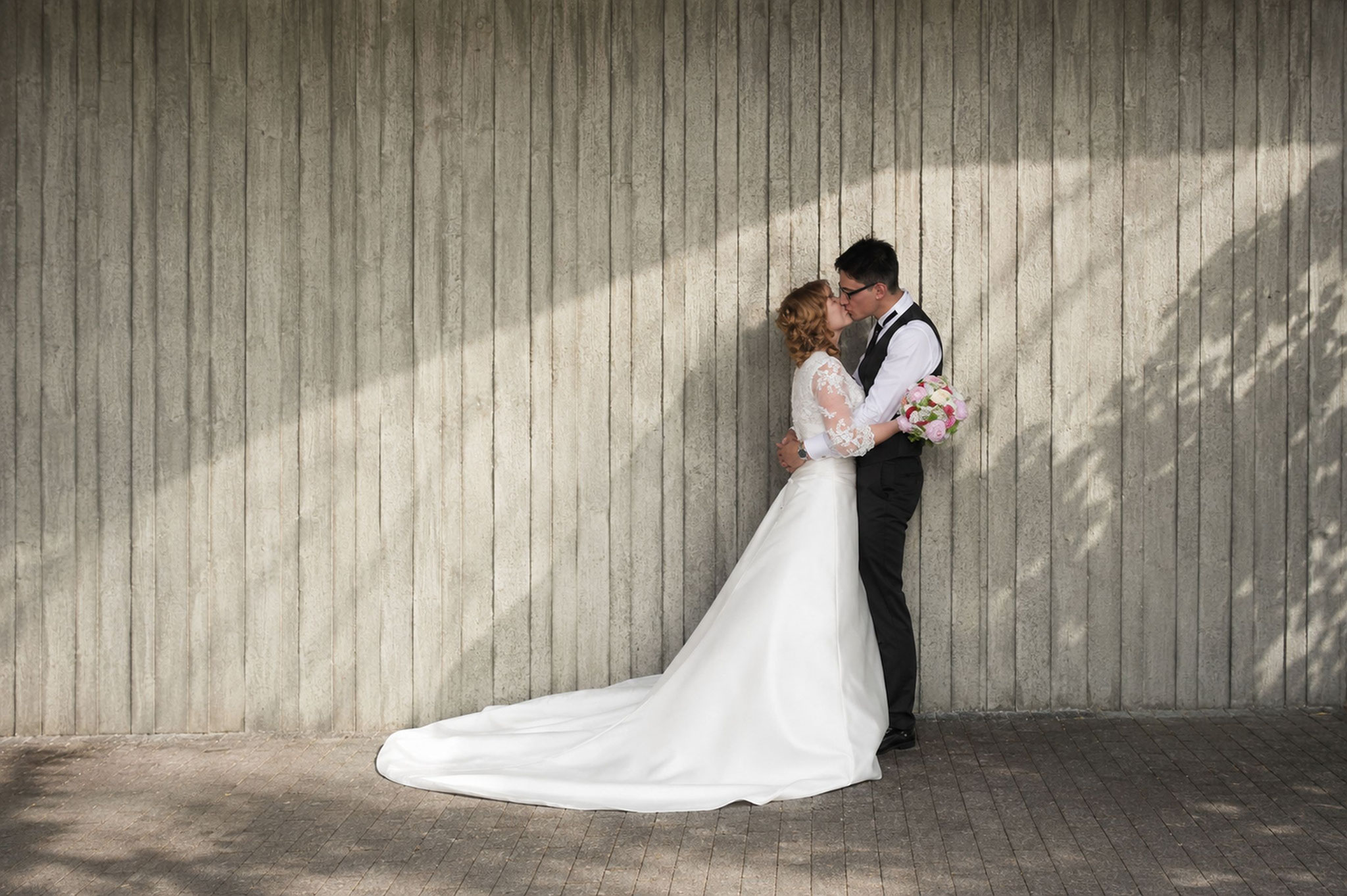 Brautpaar vor einer cleanen Mauer - Hochzeitsfotograf Paderborn