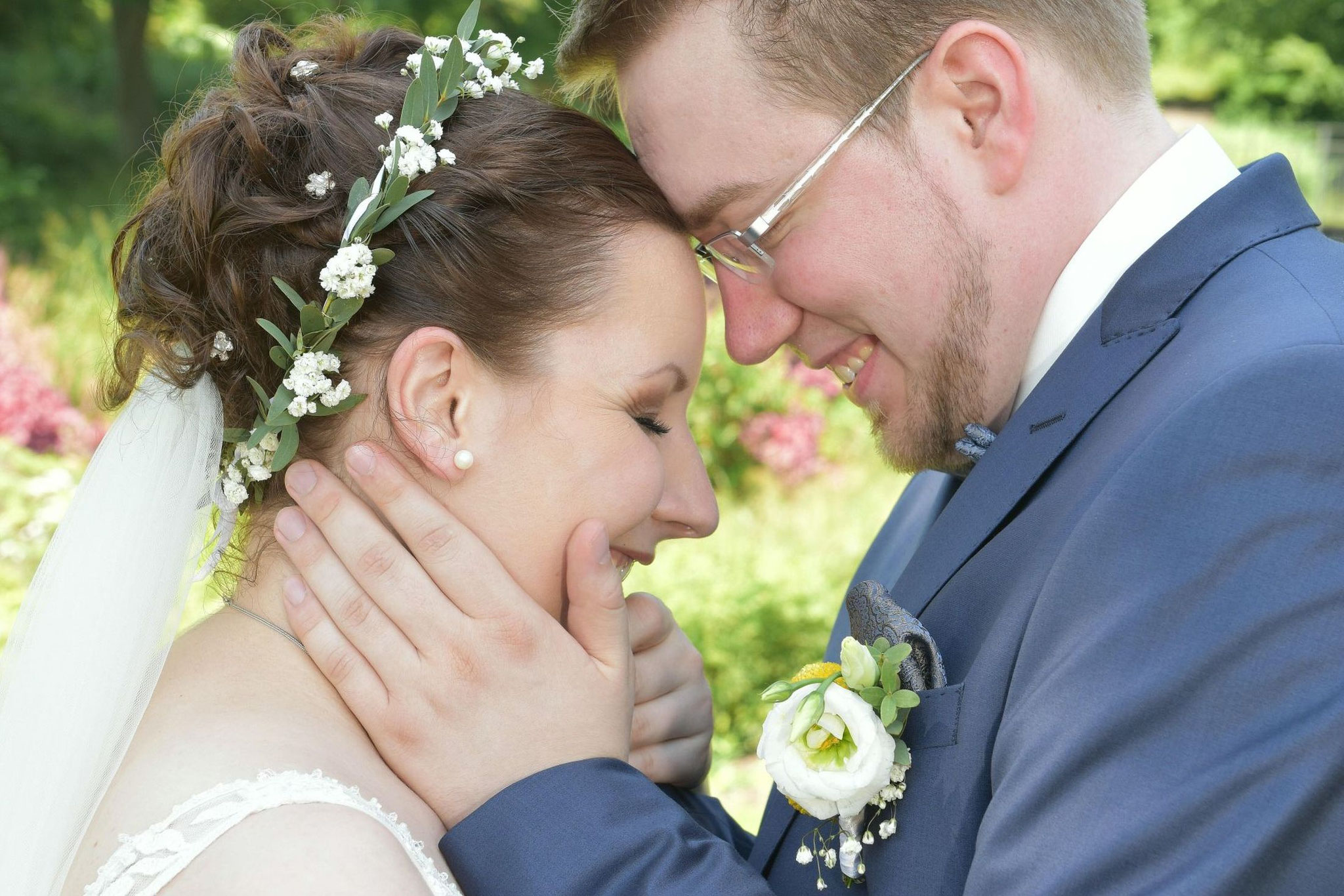 Nahes Brautpaar-Portrait Stirn an Stirn – emotionale Hochzeitsfotografie