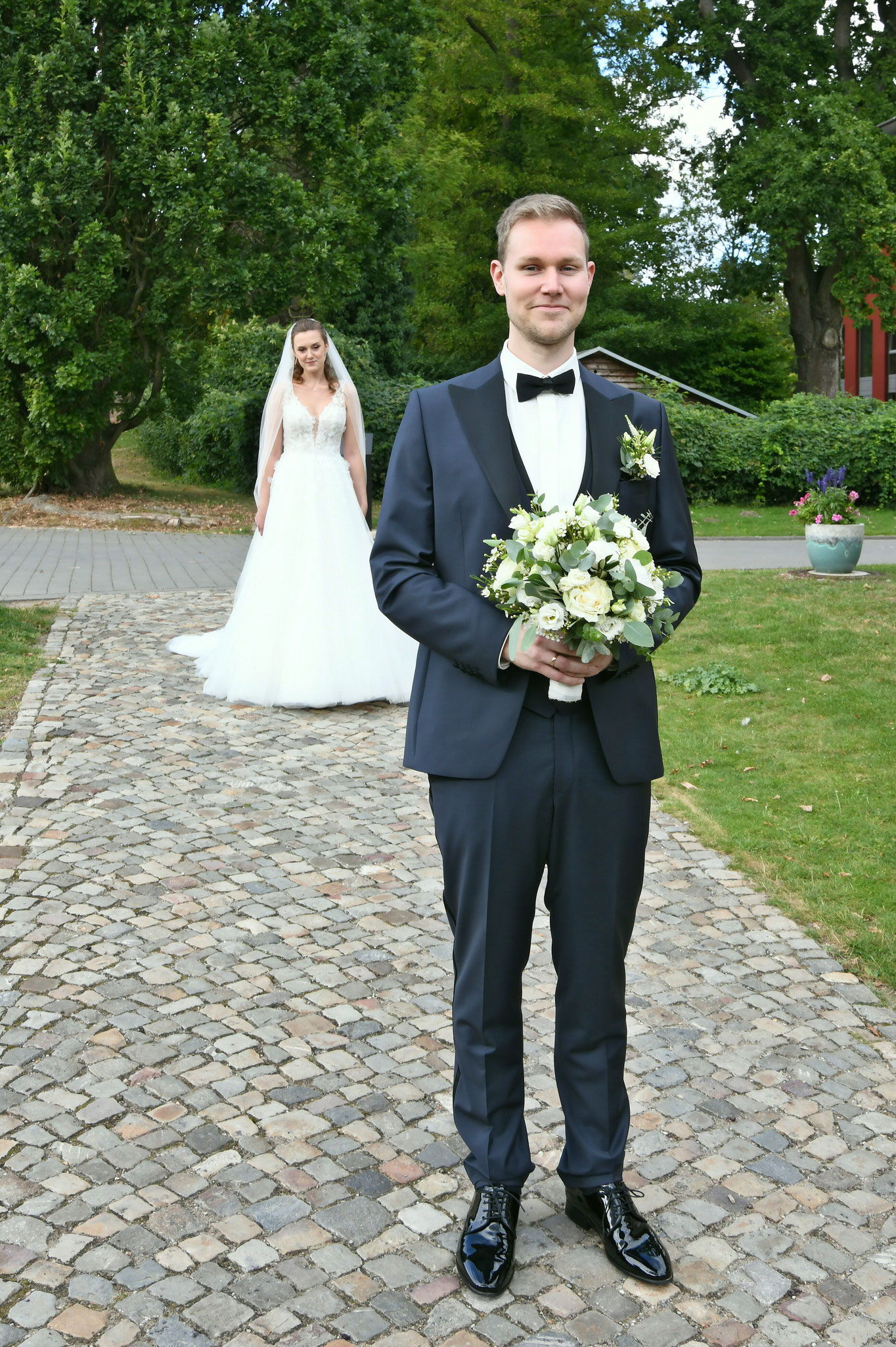 First Look bei der Hochzeit am Kloster