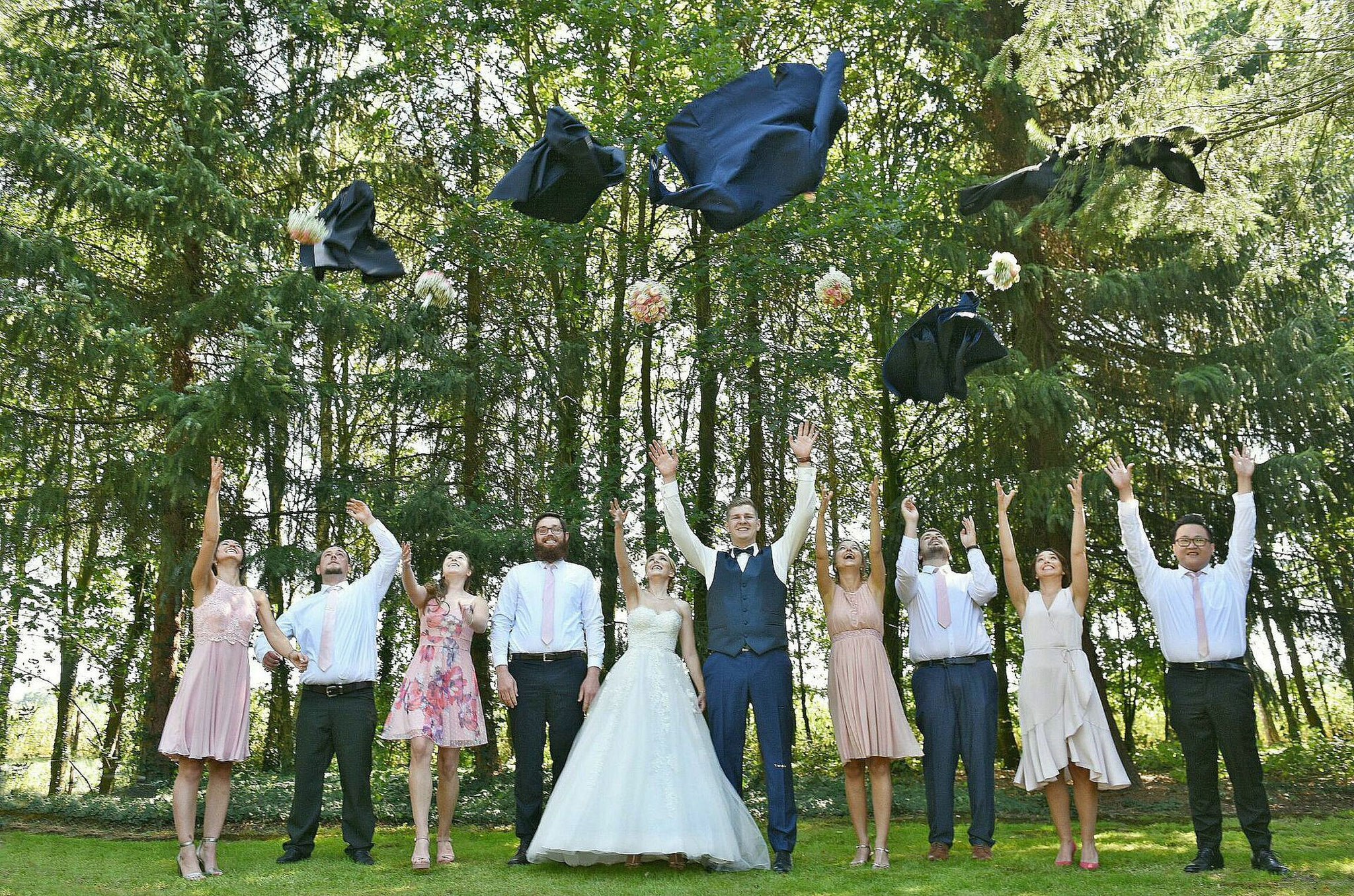 Hochzeitsgesellschaft wirft Sackos – Gruppenfoto Hochzeit mit Bewegung am Schloß Münchausen