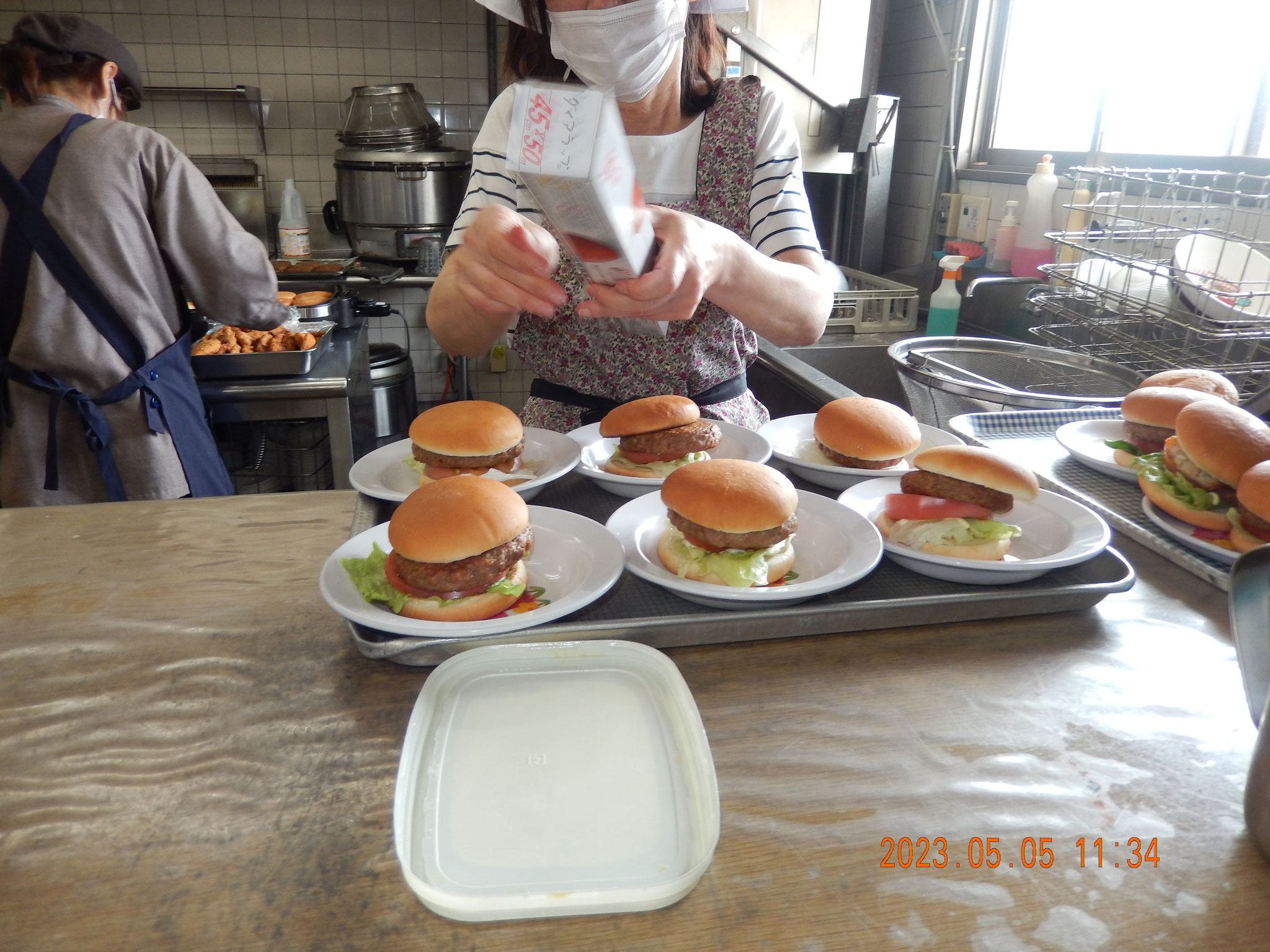 調理スタッフによるBIGバーガー