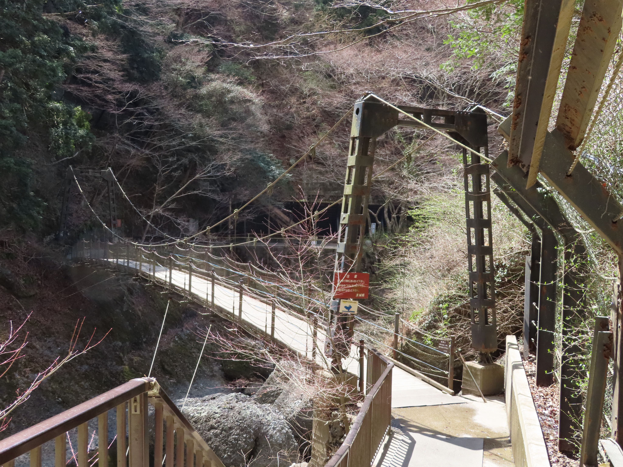 袋田の滝の滝壺付近の滝川に架かる吊り橋。旅館千鳥屋から車で７５分。('１９撮)