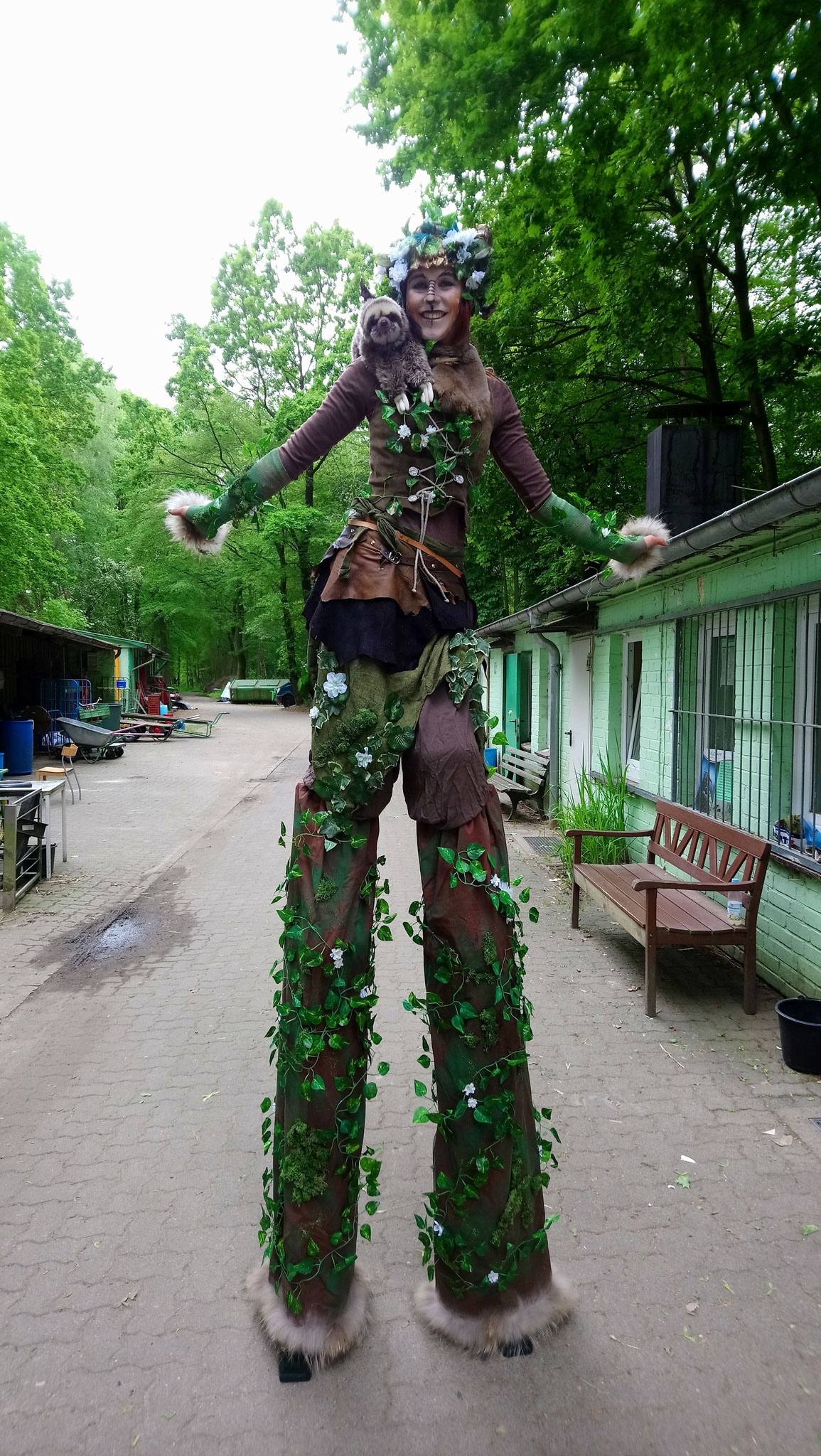 Stelzentheater Waldläuferin mit Blättern, Blüten und Fell wie ein Reh in Neumünster