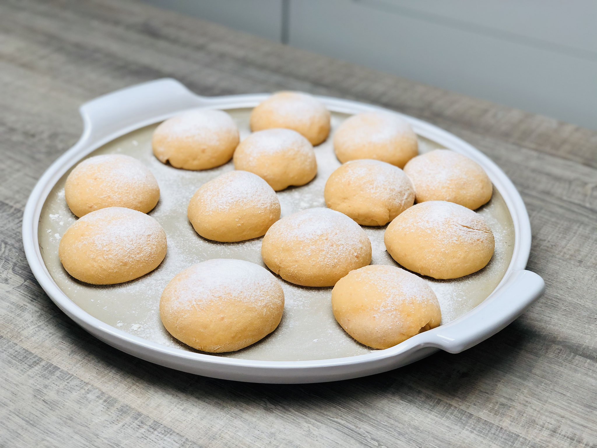 Hier siehst du wie meine Brötchen nach der Ruhezeit ausschauen