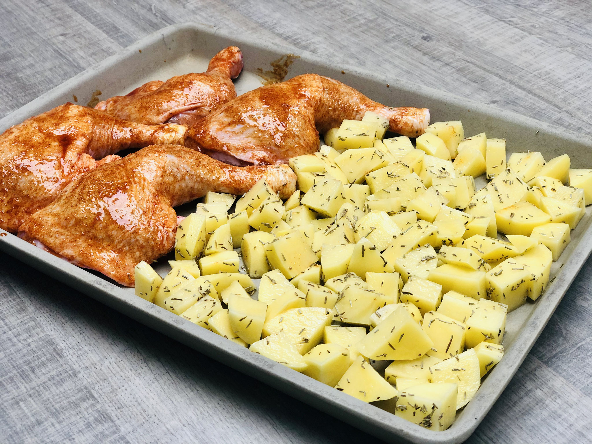 Die Kartoffeln in kleine Würfel schneiden und dann zu den Hähnchenschlegeln auf den Ofenzauberer legen...