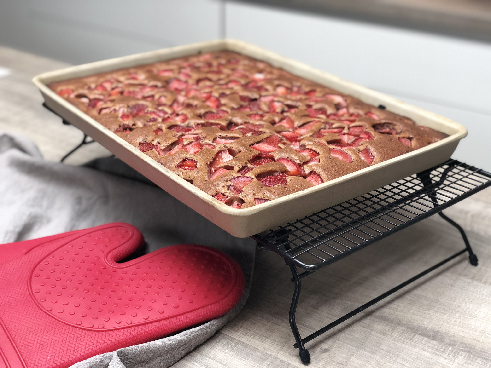 Nach dem backen, stellst du den Ofenzauberer auf das Kuchengitter mit Füssen von PC und lässt den Kuchen völlig erkalten....