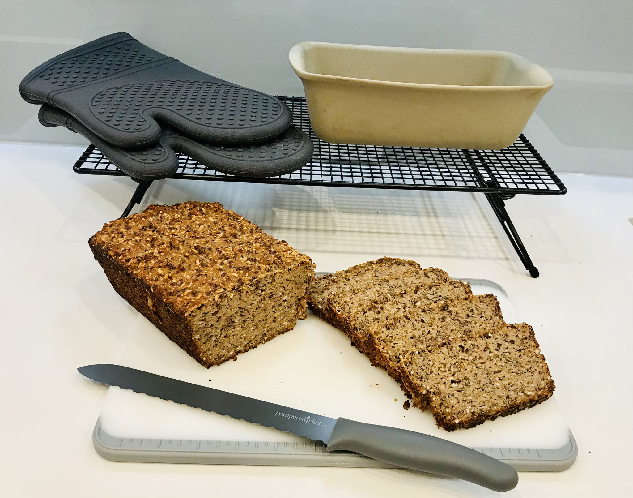 Nach dem backen das Brot sofot auf das Pampered Chef Kuchengitter stürzen und darauf gut auskühlen lassen. Das Pampered Chef Brotmesser schneidet dir perfekte Scheiben ♥