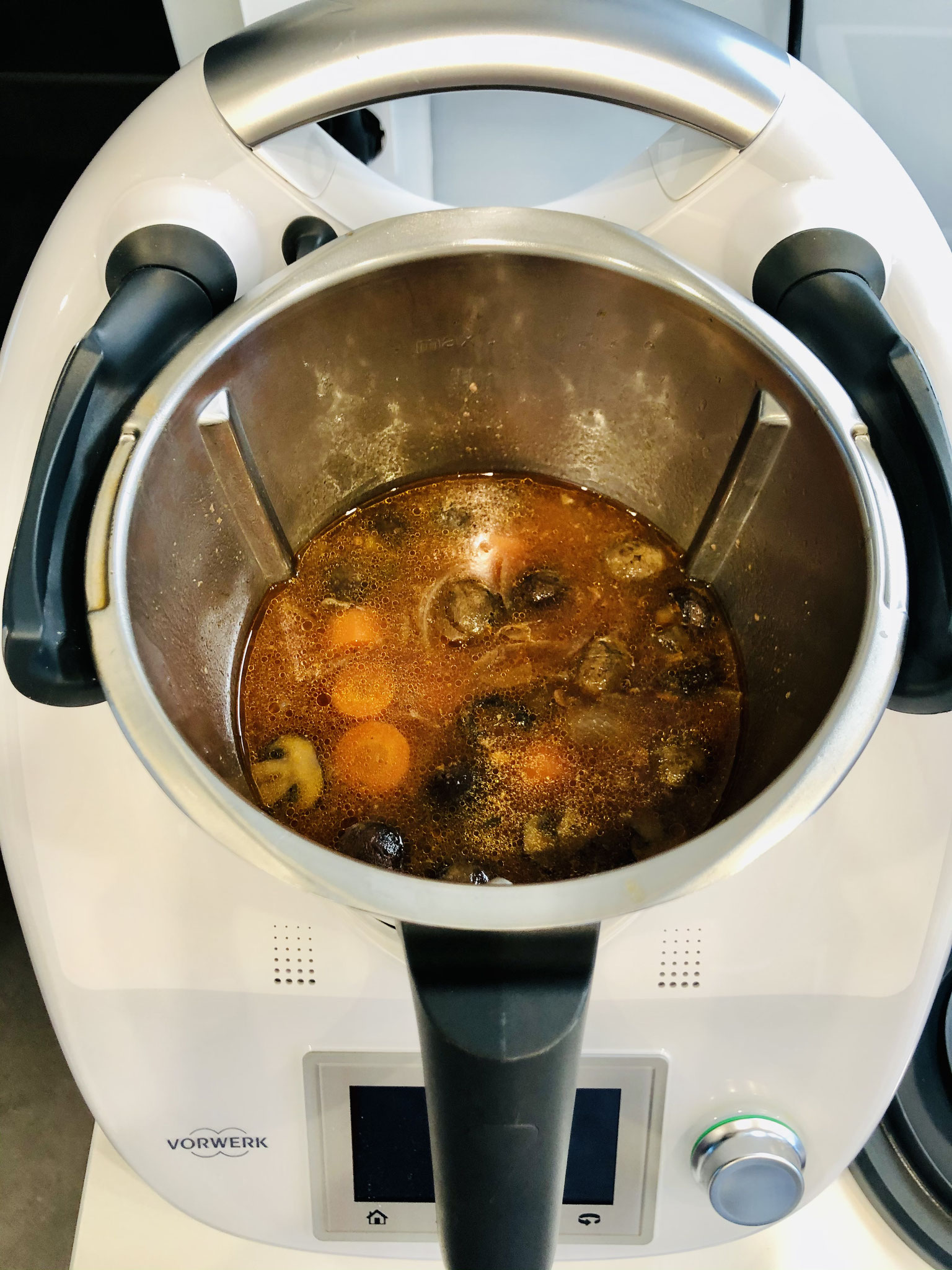 Nach dem schmoren die Sauce in den Thermomix® gießen und fein pürieren...