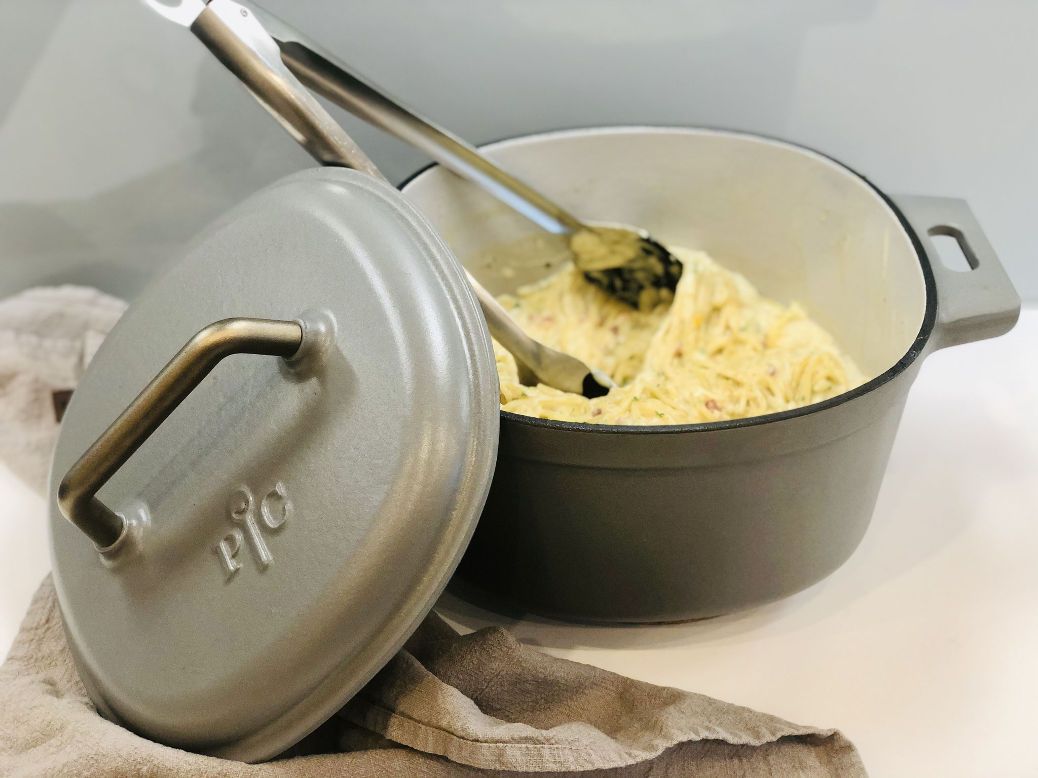 Mit der Pampered Chef Kochzange kannst du die Spaghetti leicht entnehmen und auf den Teller legen...