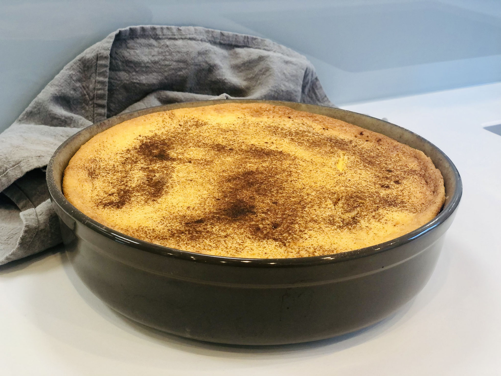 Nach dem backen ist die Füllung noch ganz weich und wabbelig, aber das ist genau richtig so, denn dieser Kuchen muss mindestens 6 Stunden kühlen...