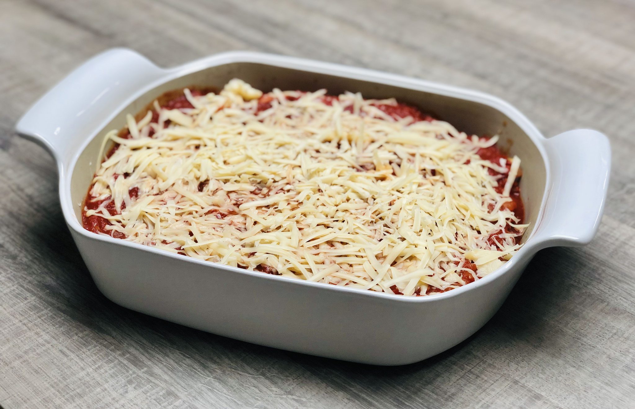 darüber gießt du die in der Antihaft-Edelstahlpfanne eingeköchelte schnelle Tomatensoße....
