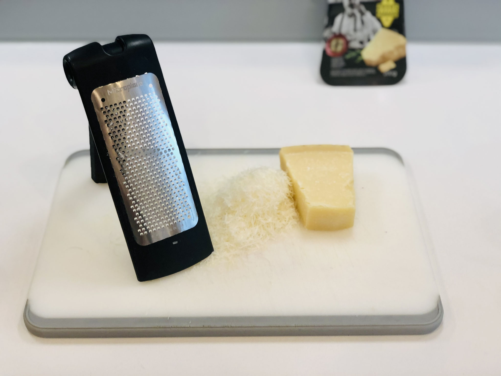 In der Zwischenzeit den Parmesan Käse mit der feinen Microplane® Reibe reiben ♥