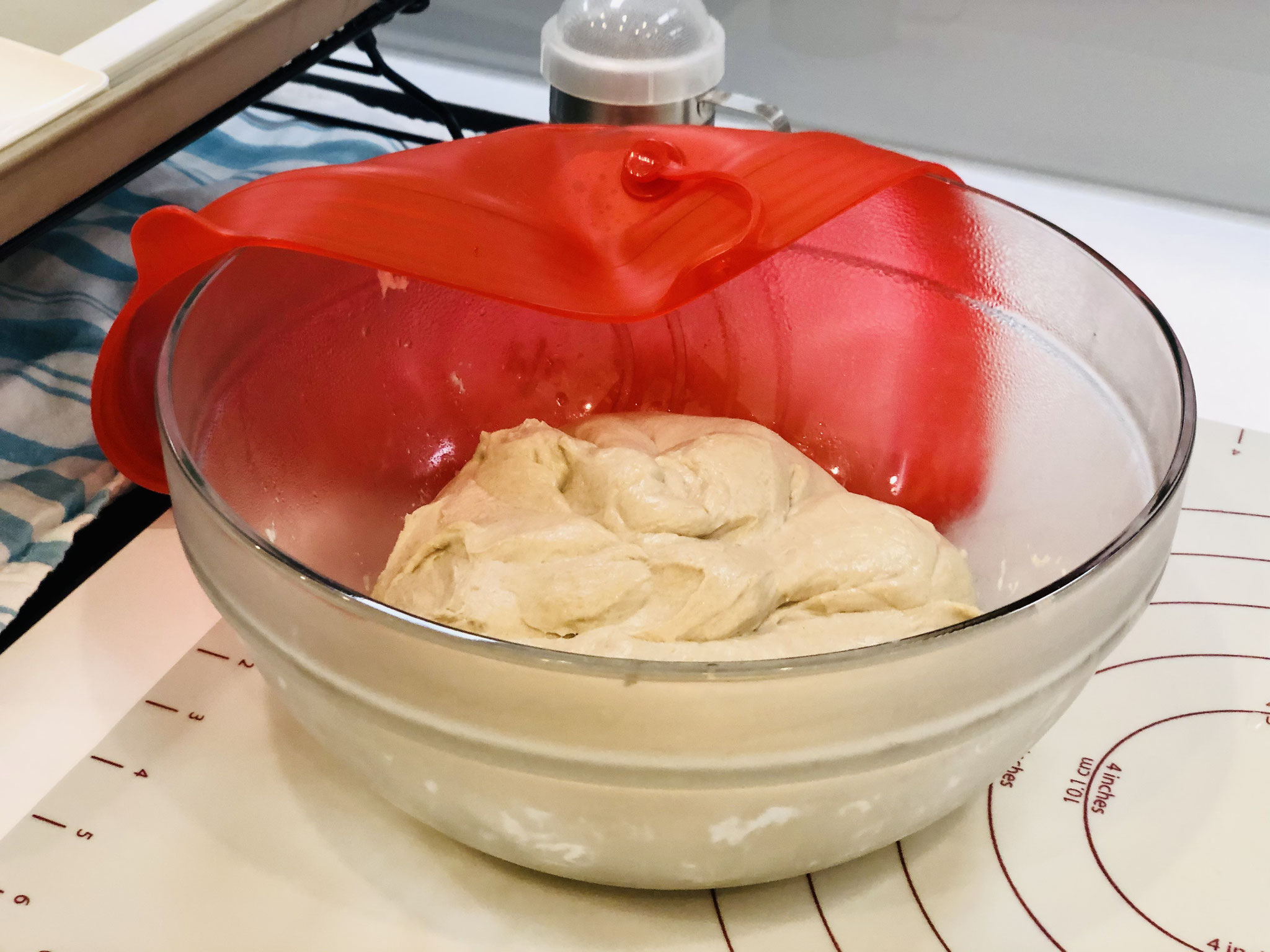 In der großen Glasschüssel oder den Edelstahlschüsseln von Pampered Chef® kannst du den Teig abgedeckt im Kühlschrank Übernacht gut ruhen lassen.