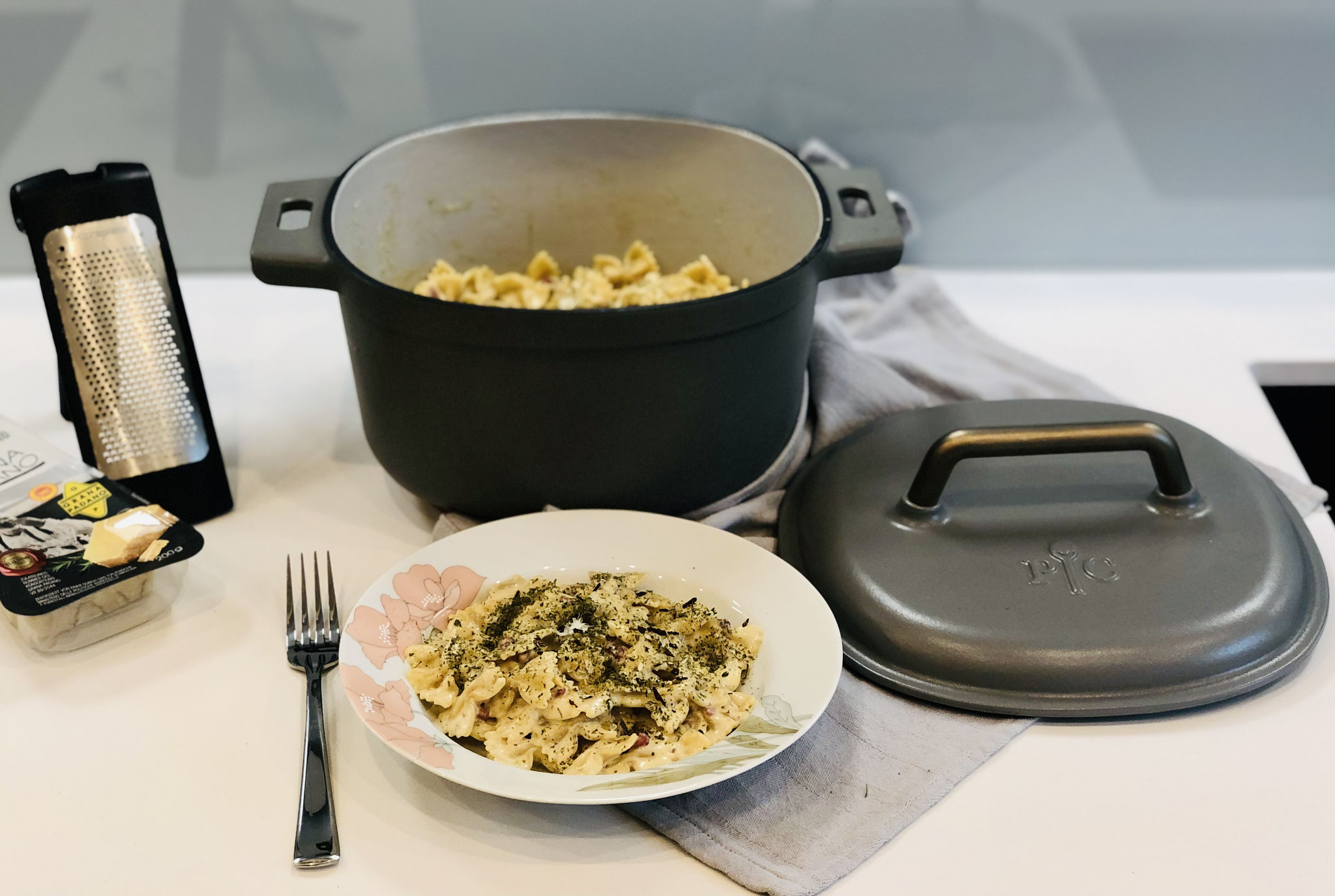 Wenn die Nudeln gar sind, dann den Parmesan und den Sahne Meerrettich zu den Nudeln geben und unterrühren.